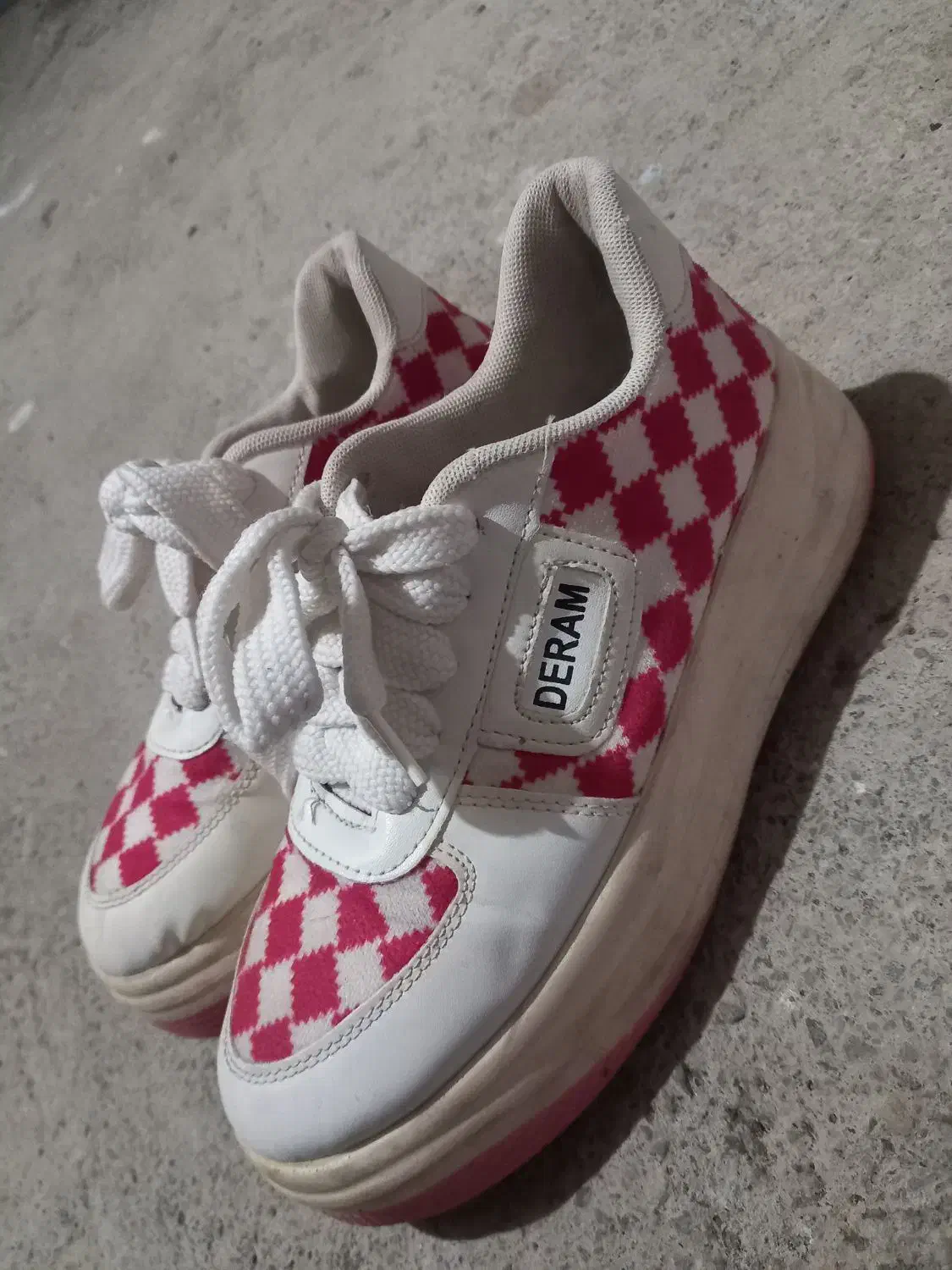 کتونی|کیف، کفش، کمربند|خلخال, |دیوار