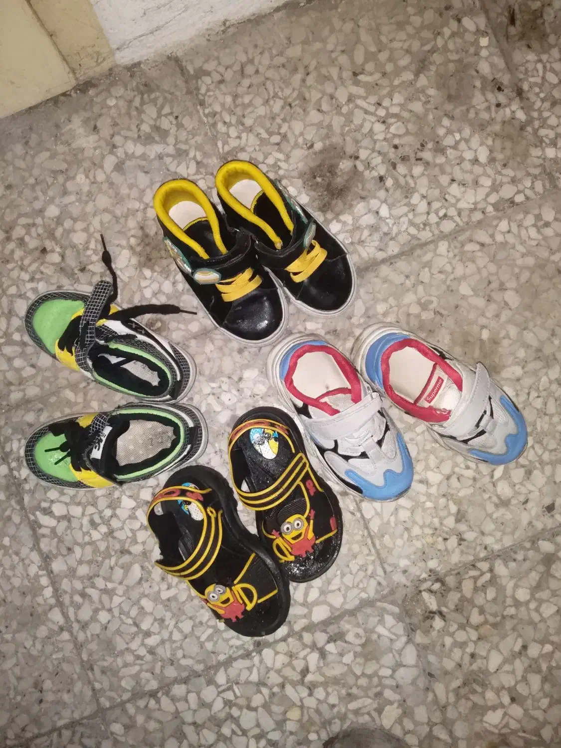 کفش بچه|کفش و لباس بچه|بندر انزلی, نوغان|دیوار