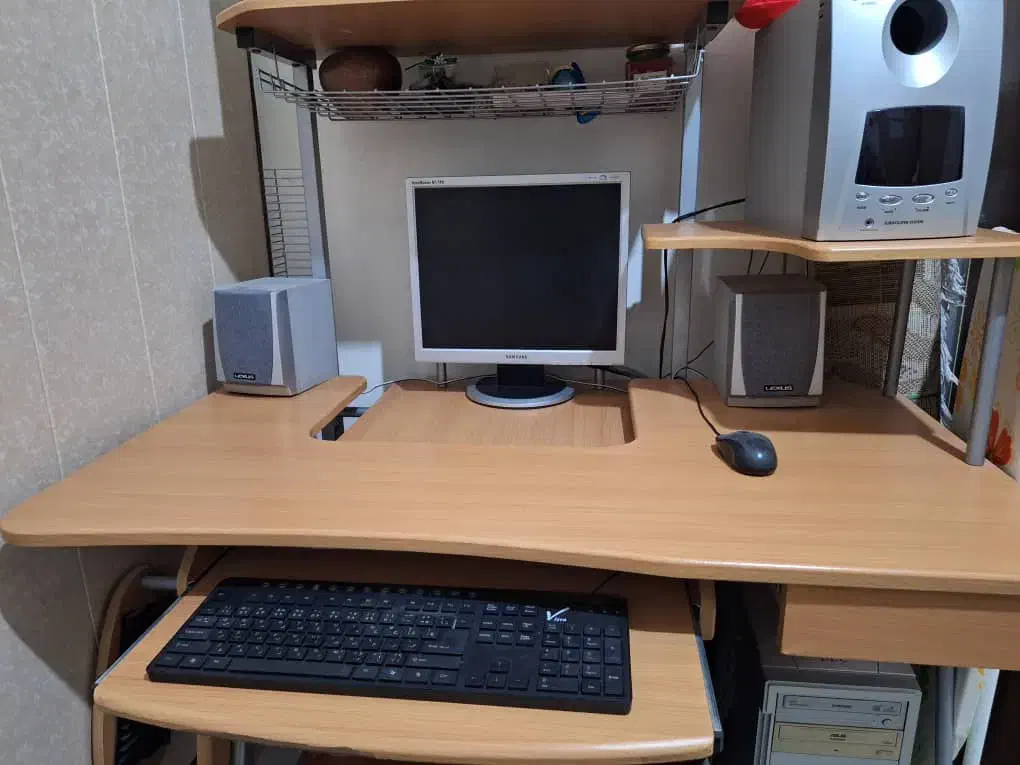 کامپیوتر و باند و کیس و میز کامپیوتر|رایانه رومیزی|کاشان, قطب راوندی|دیوار