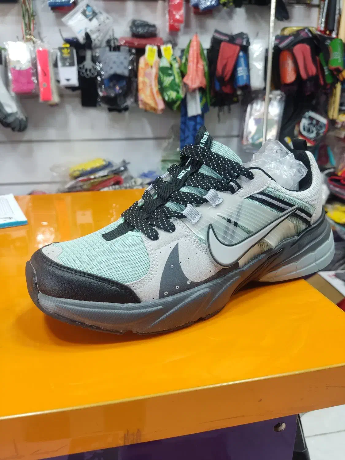 کفش پیاده روی و ورزشی|کیف، کفش، کمربند|طبس, |دیوار