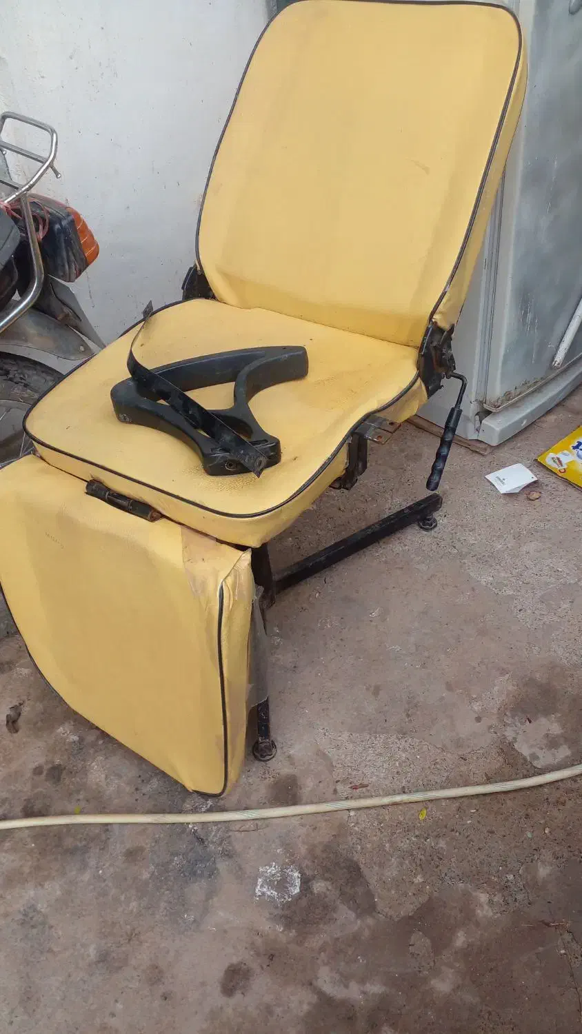 صندلی آرایش  وسه پایه فروشی|آرایشگاه و سالن‌های زیبایی|تربت جام, میان جام|دیوار