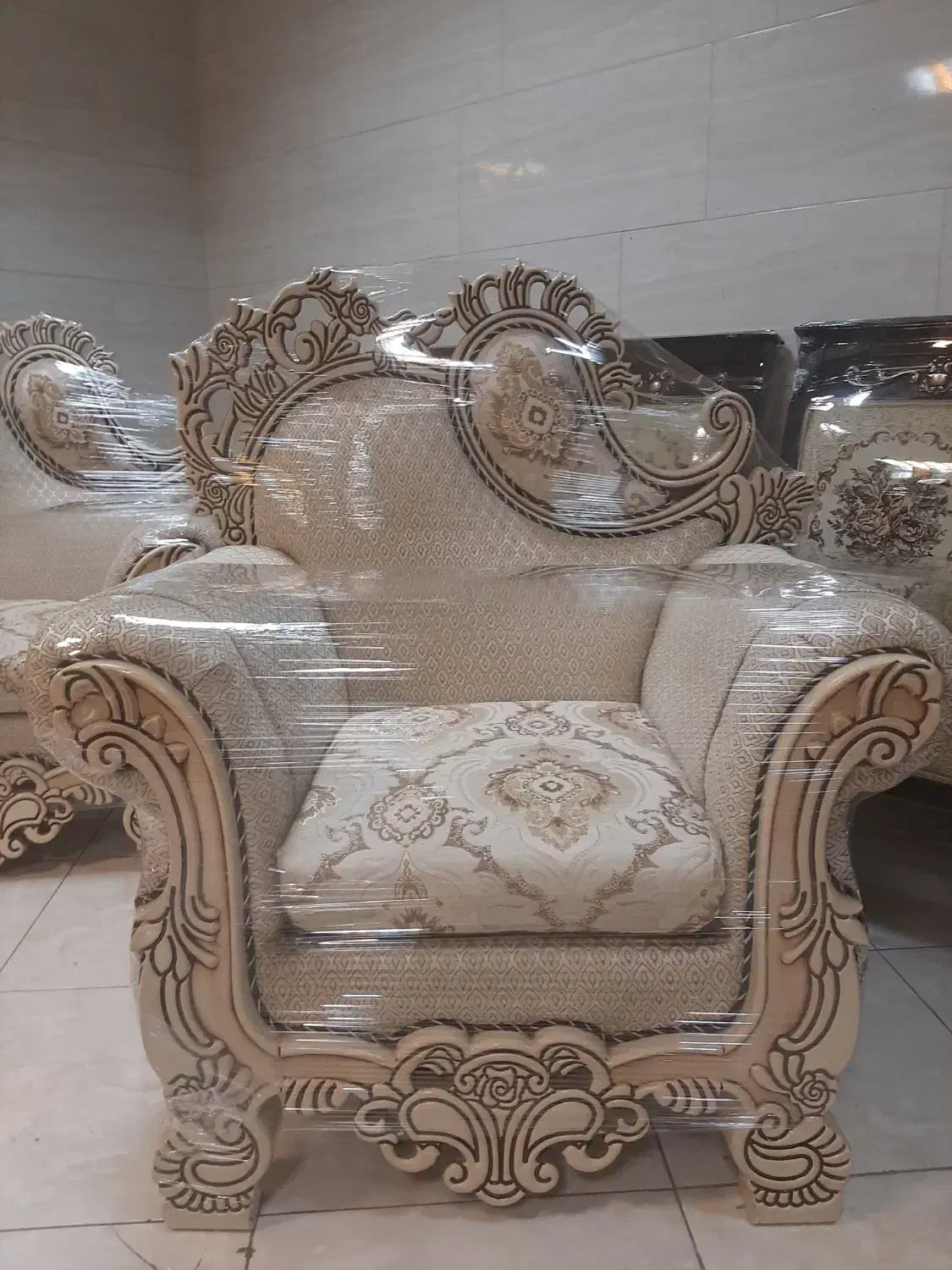 مبل ۷نفره کلاسیک بامیزعسلی مناسب جهیزیه درحدنونونو|مبلمان خانگی و میز عسلی|قائمشهر, |دیوار