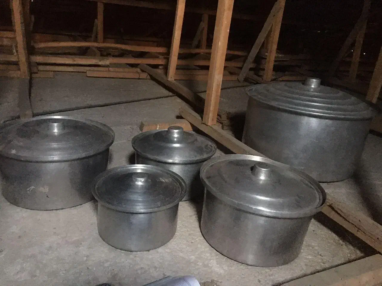 قابلمه و سینی و ابکش و کفگیر روحی بزرگ رستورانی|ظروف پختوپز|رشت, رشتیان|دیوار