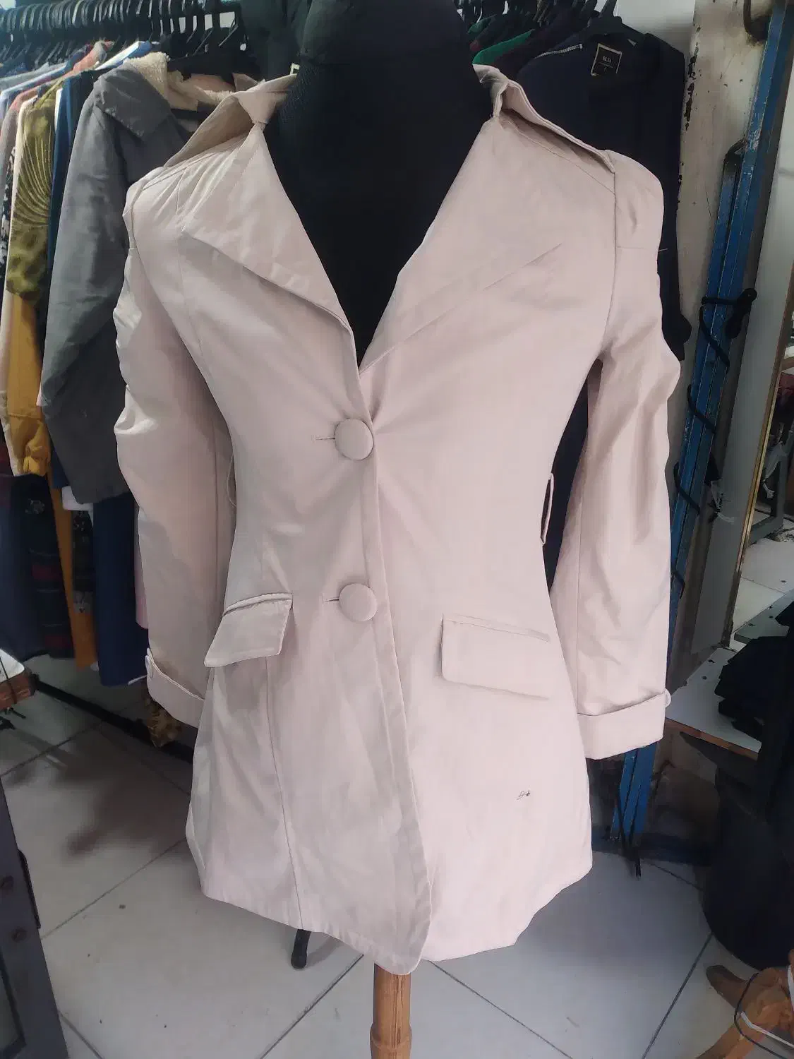 پالتو وبارانی|لباس|قدس, شهرقدس|دیوار