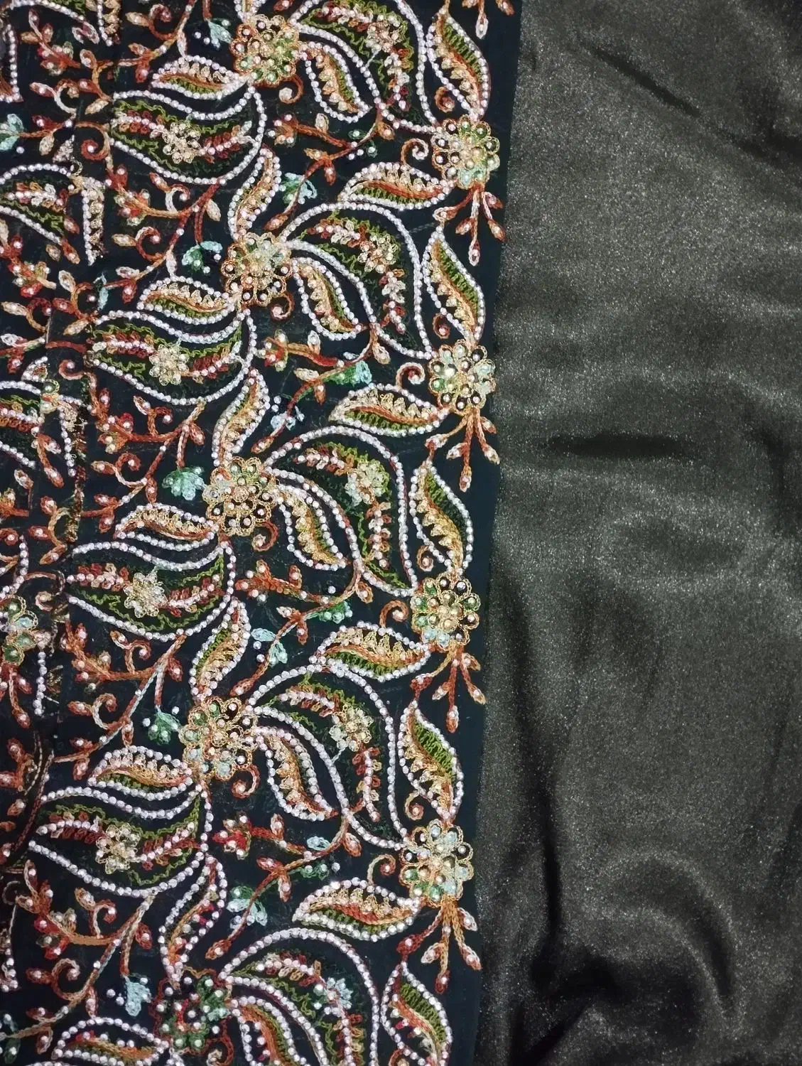 دو دست لباس کردی دوخته شده|لباس|قروه, |دیوار