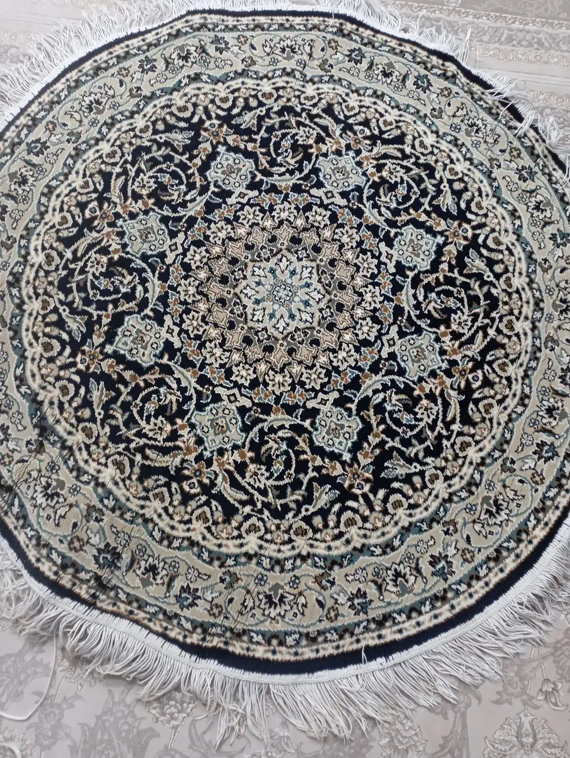 فرش گرد|فرش|فردیس, فردیس|دیوار