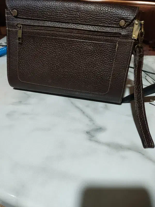 کیف.چرم.|کیف، کفش، کمربند|رشت, کاکتوس|دیوار