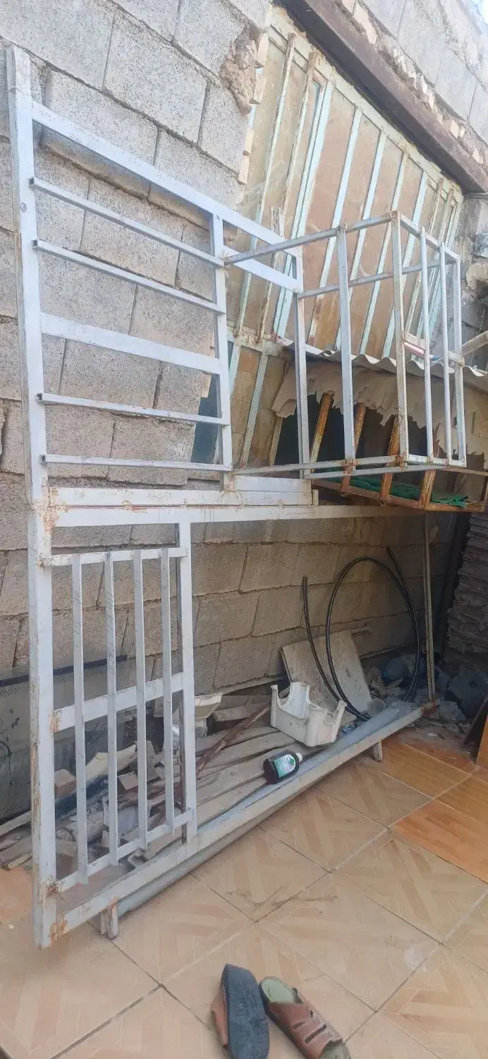 درب آهنی با پنجره و فرم آهنی|مصالح و تجهیزات ساختمان|آبادان, |دیوار