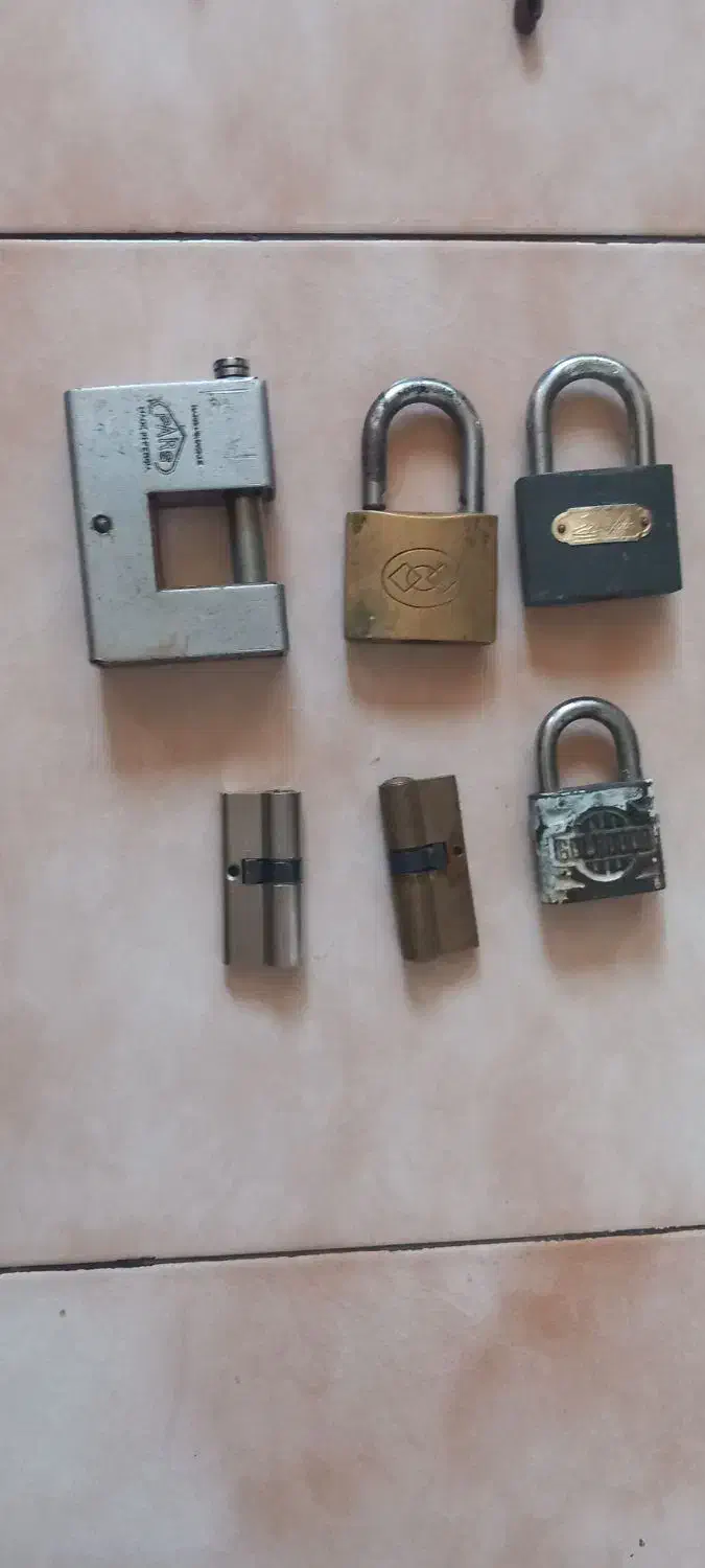 انبر و قفل قدیمی|کلکسیون اشیاء عتیقه|شیراز, کاراندیش|دیوار