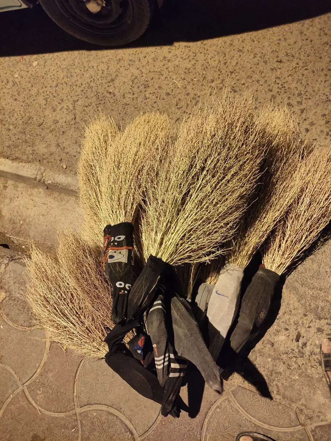 جارو محلی(کشمونی)۳۰هزار تومن مهرشهر|لوازم نظافت|بیرجند, |دیوار