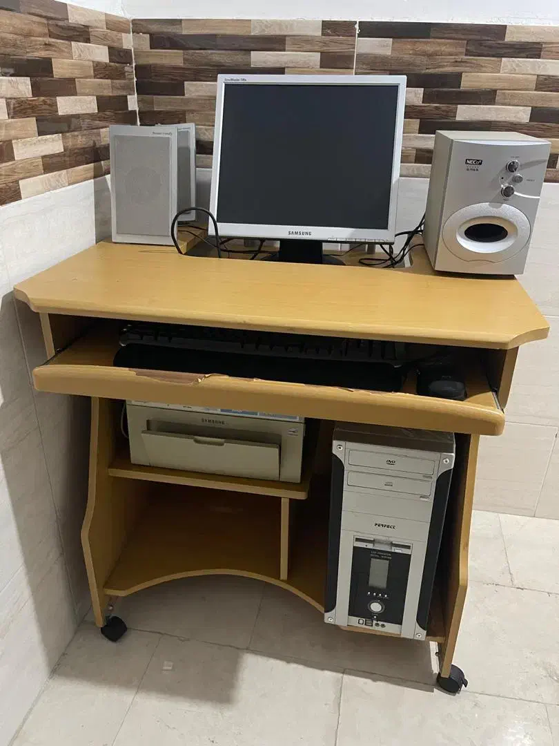 کامپیوتر خانگی LCD به همراه اسپیکر و پرینتز|رایانه رومیزی|ساری, |دیوار