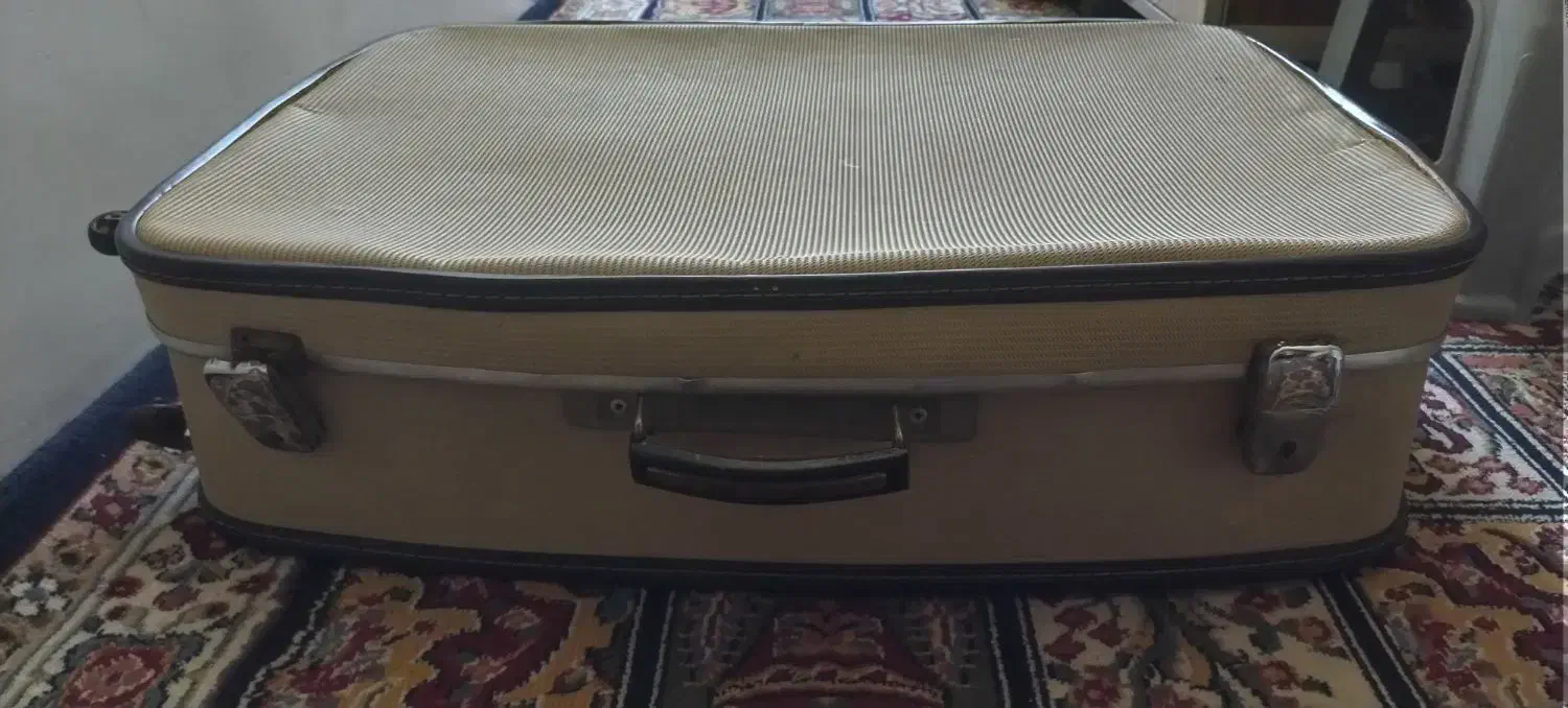 چمدان قدیمی نوستالژی و گلدان سفالی|کلکسیون اشیاء عتیقه|ورامین, ورامین|دیوار