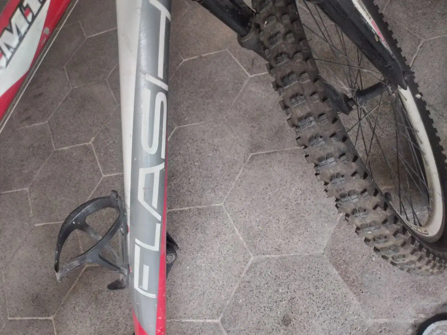 دوچرخه ۲۶فلش با لاستیک جلو نو ویک لاستیک دیگه|دوچرخه، اسکیت، اسکوتر|قم, امامزاده ابراهیم|دیوار