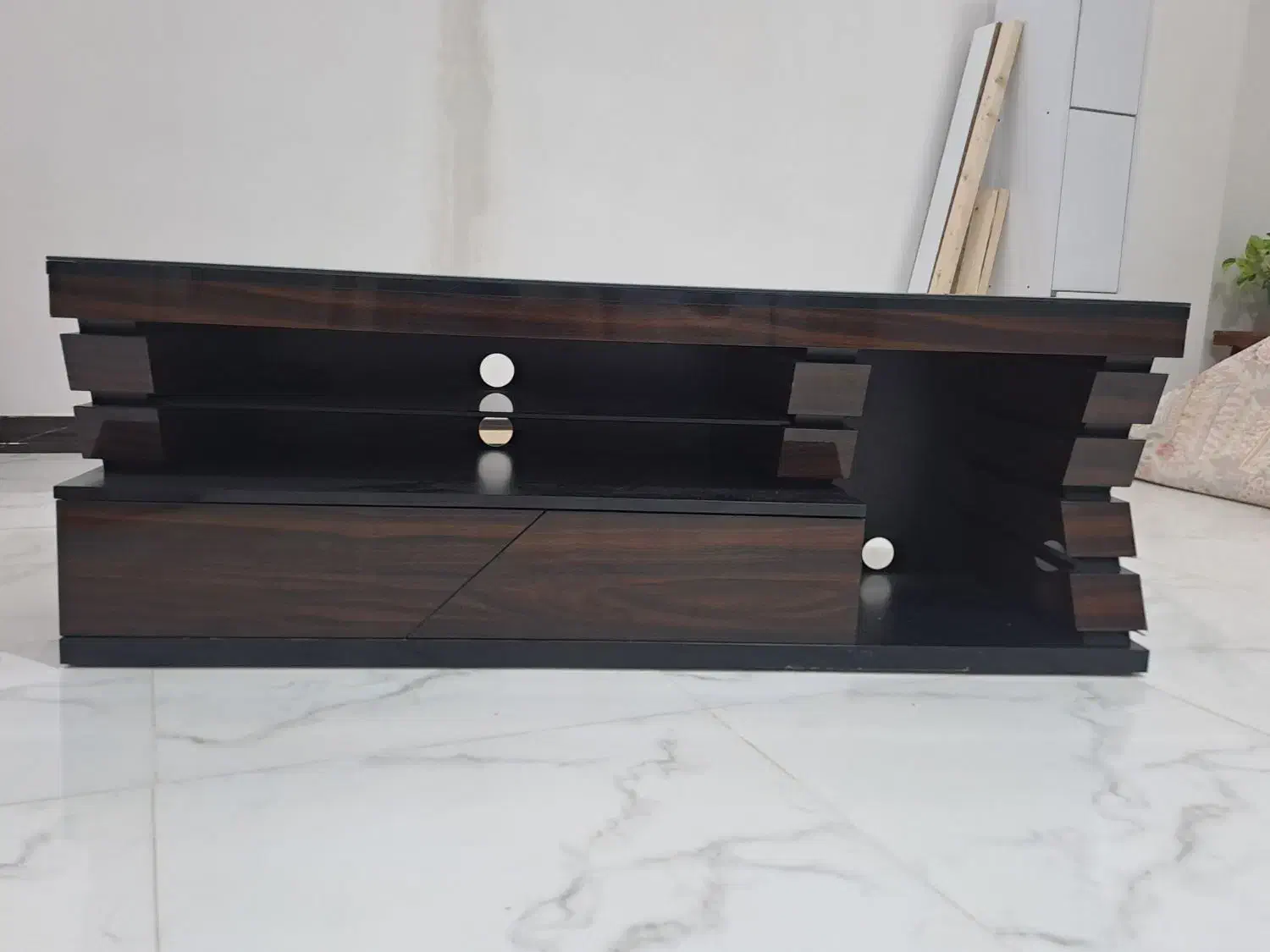 به دلیل زدن تلوزیون به دیوار|میز تلویزیون|رشت, لاکان شهر|دیوار