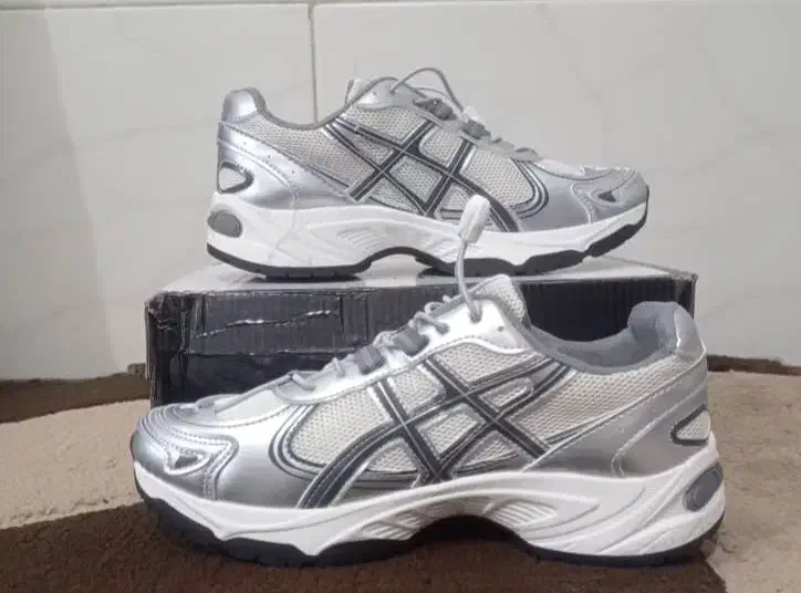 کفش|کیف، کفش، کمربند|بندر گناوه, |دیوار