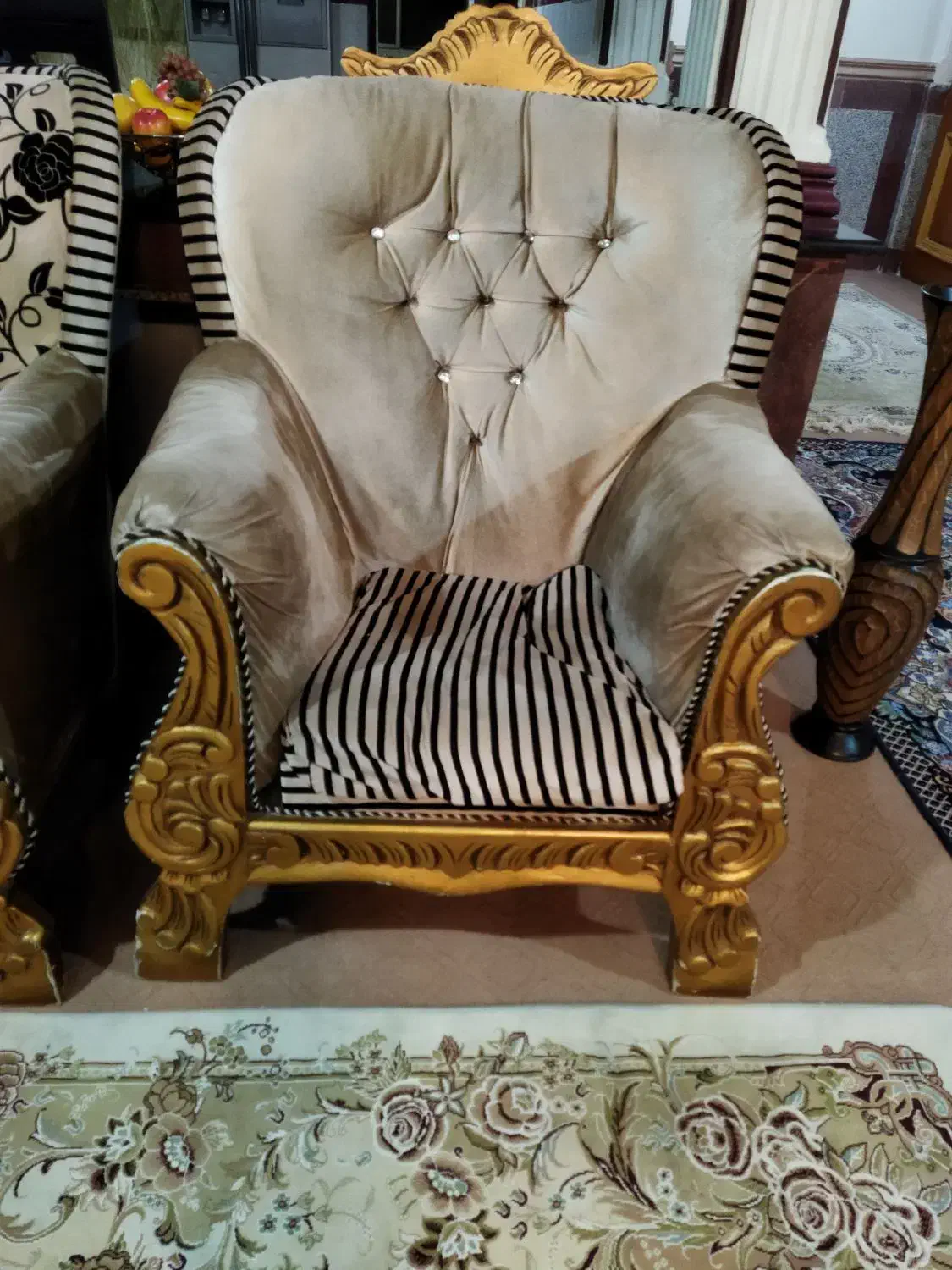 مبل ۷نفره کلاسیک سالم و تمیز|مبلمان خانگی و میز عسلی|فاضل آباد, |دیوار