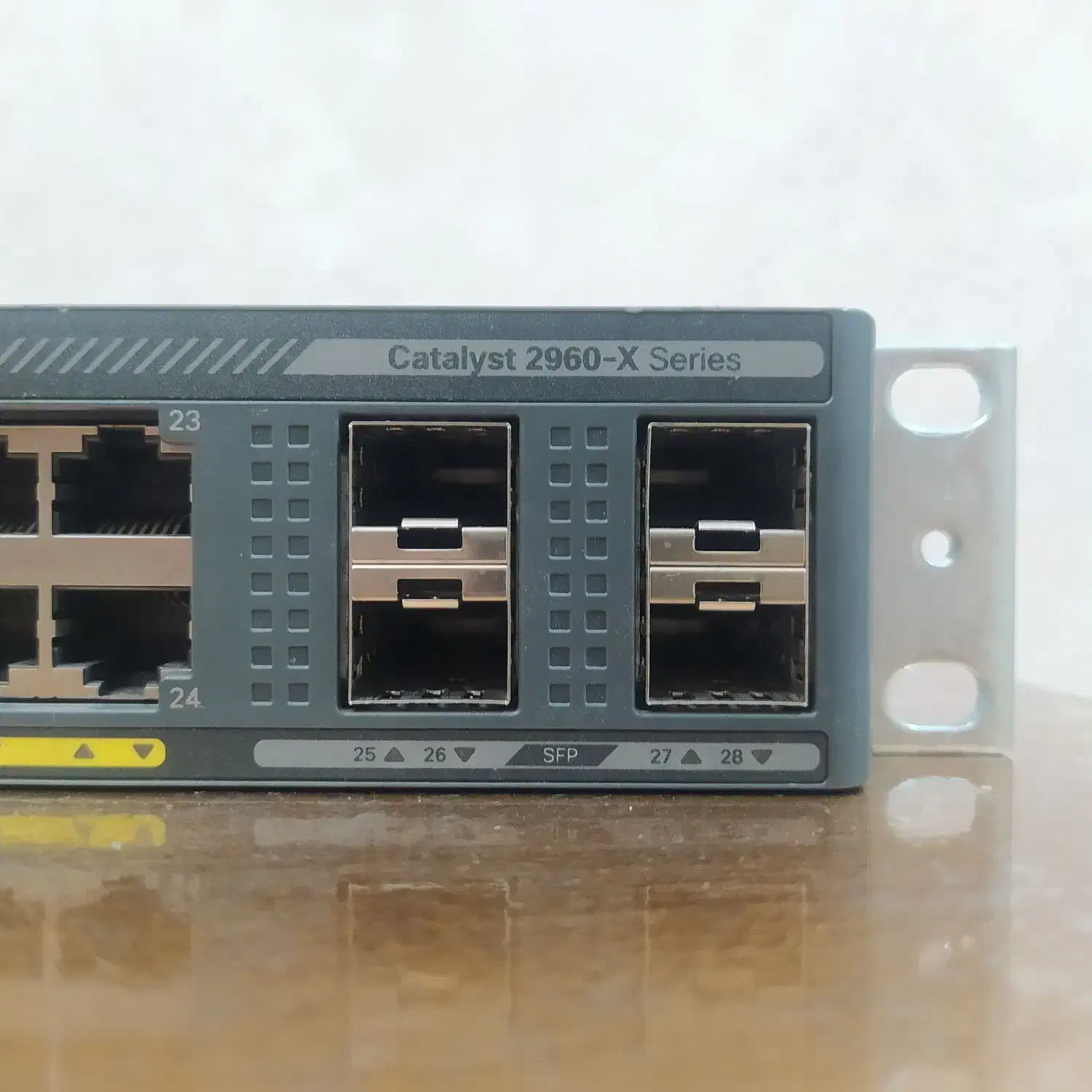 سوییچ سیسکو ws-c2960x-24ts-L|مودم و تجهیزات شبکه|پرند, فاز ۲|دیوار