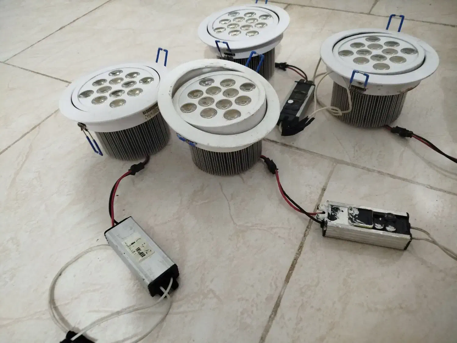 لامپ ۱۲ وات درون کار|لامپ و چراغ|پیشوا, |دیوار