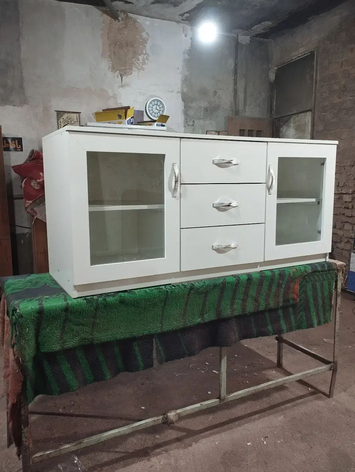 سلام یک عدد میز تلوزیون|میز تلویزیون|قم, قلعه کامکار|دیوار