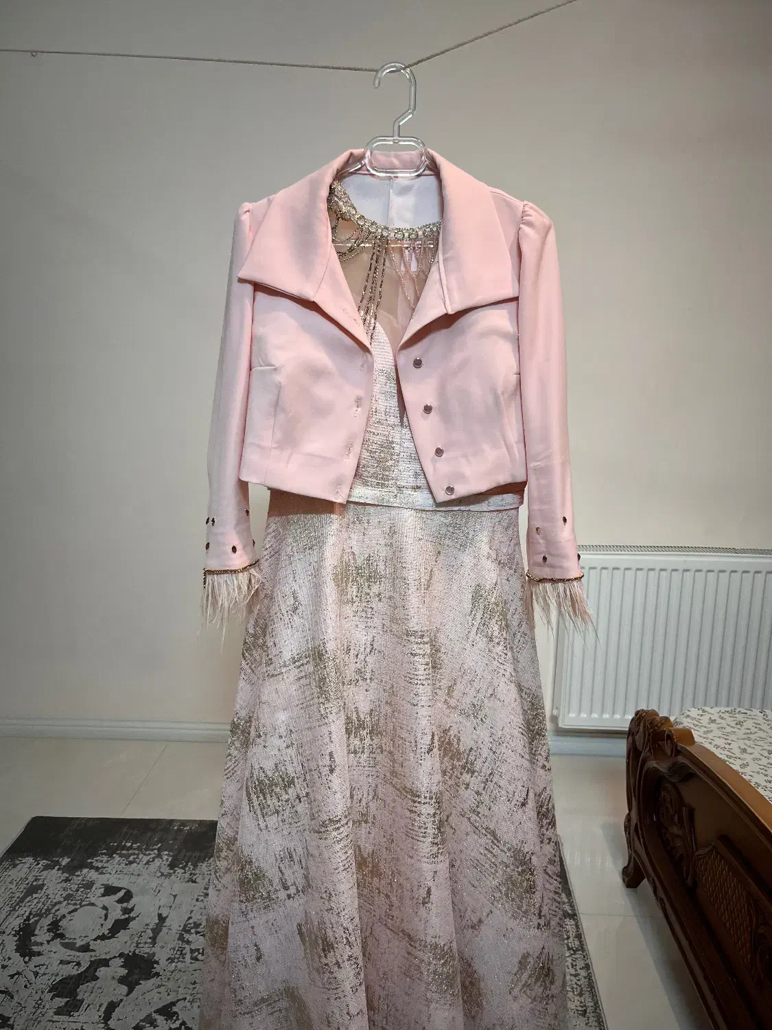 لباس مجلسی|لباس|مشهد, فتح المبین|دیوار