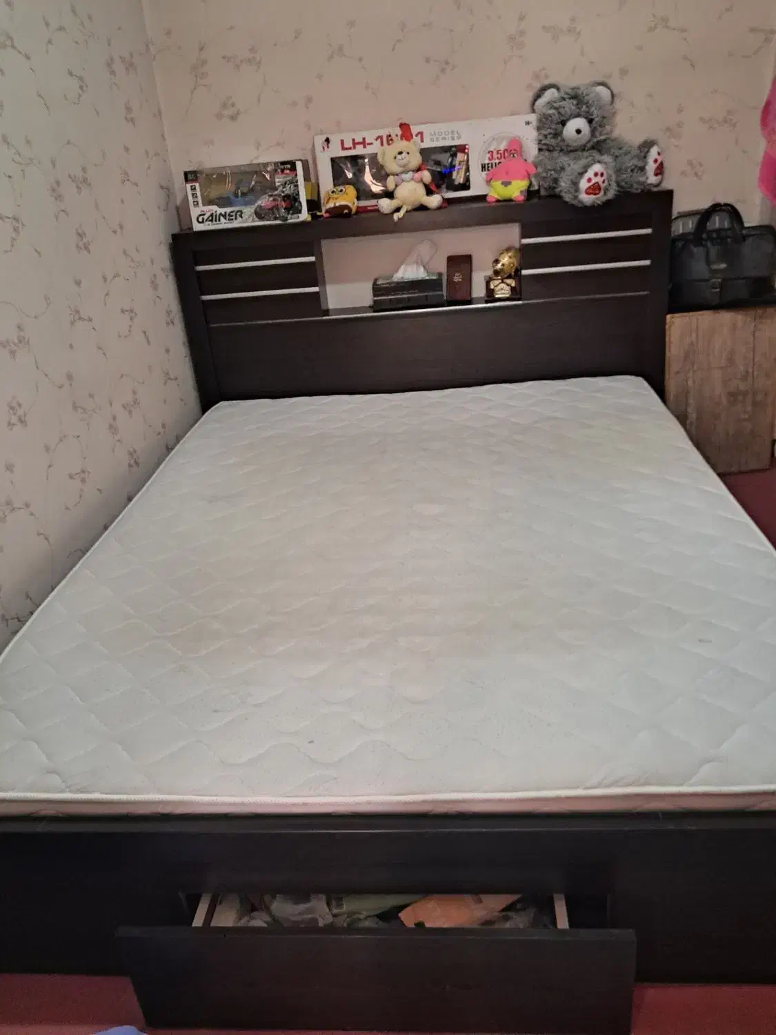 تحت دو نفره .|تخت و سرویس خواب|قدس, شهر‌قدس|دیوار