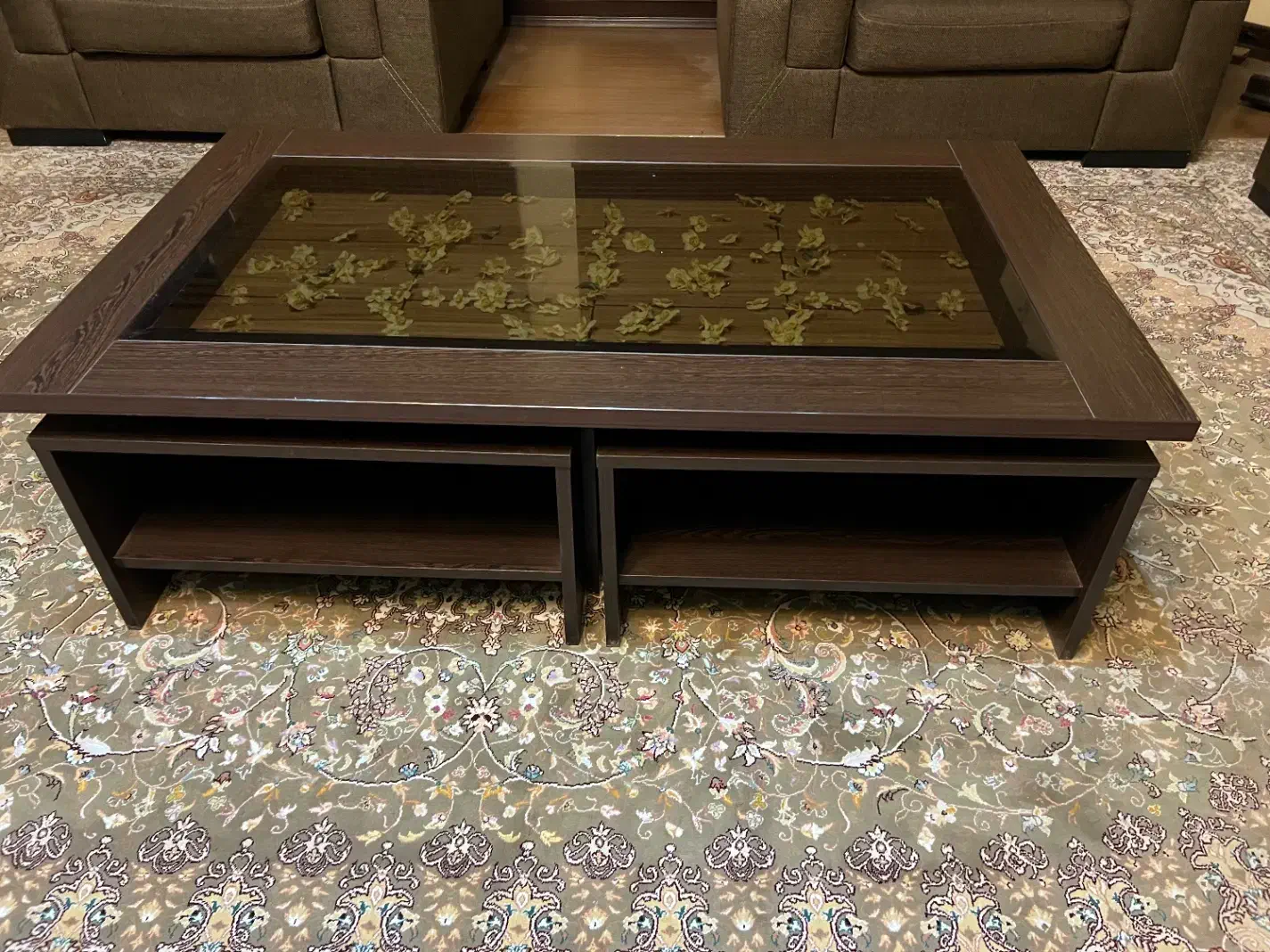 میز وسط همراه با چهار گل میز|مبلمان خانگی و میز عسلی|شاهین‌شهر, شیخ بهایی|دیوار