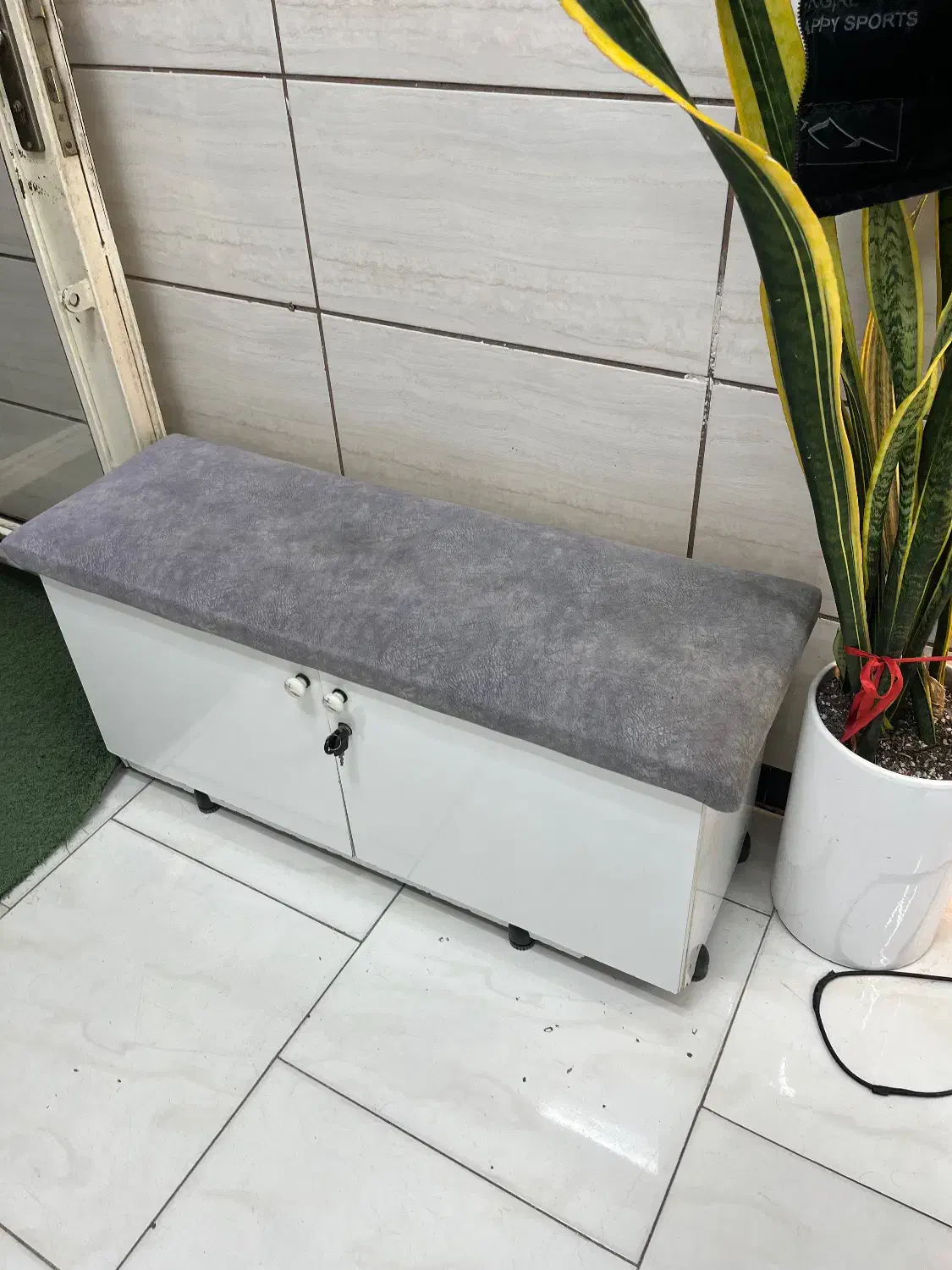 آینه ها ، نشیمن مشتری و قفسه فروشی|آرایشگاه و سالن‌های زیبایی|گنبد کاووس, |دیوار