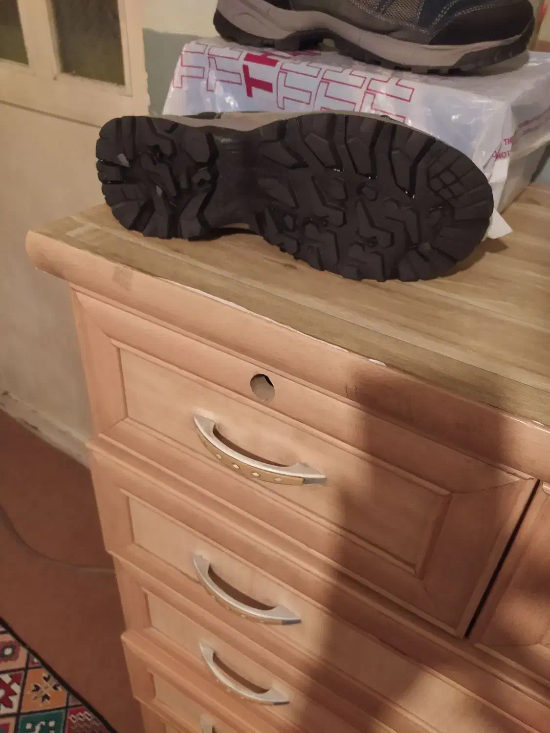 کتونی برند|کیف، کفش، کمربند|هشتگرد, هشتگرد قدیم|دیوار