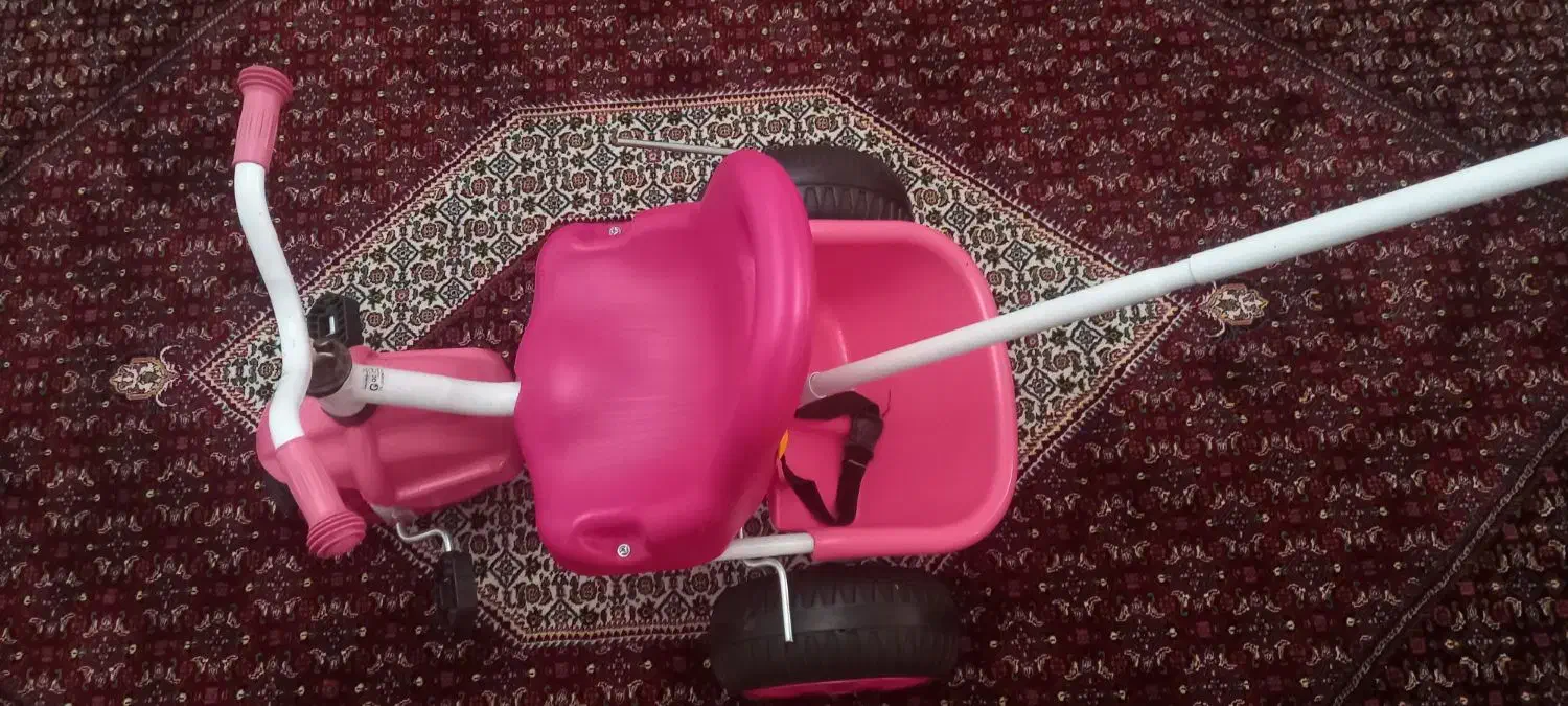 سه چرخه صورتی رنگ|دوچرخه، اسکیت، اسکوتر|میانه, |دیوار