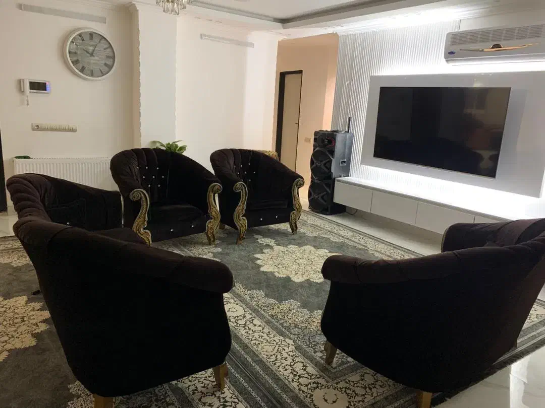 مبل در حد نو 7نفره به همراه ویترین و میز گرد|مبلمان خانگی و میز عسلی|آمل, |دیوار