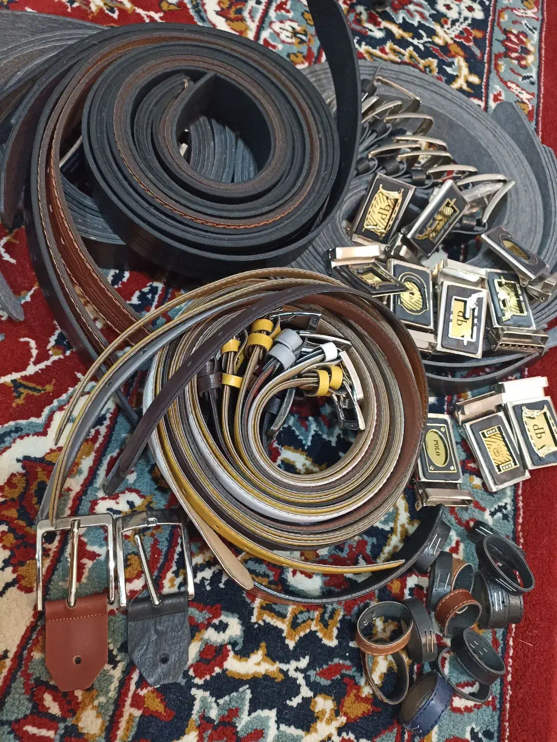 تعداد زیادی کمربند|کیف، کفش، کمربند|رشت, پل تالشان|دیوار