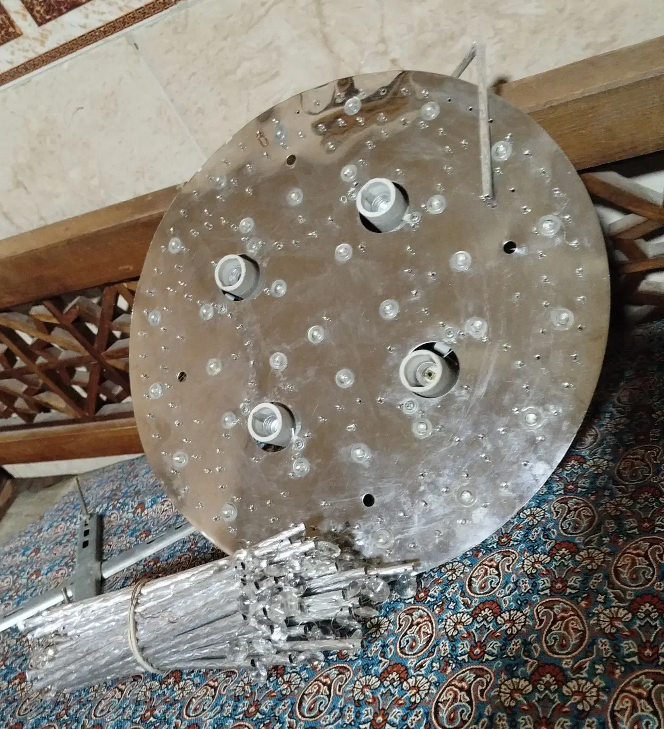 یک لوسترسقفی باز شده|لوستر و چراغ آویز|قم, سراجه|دیوار