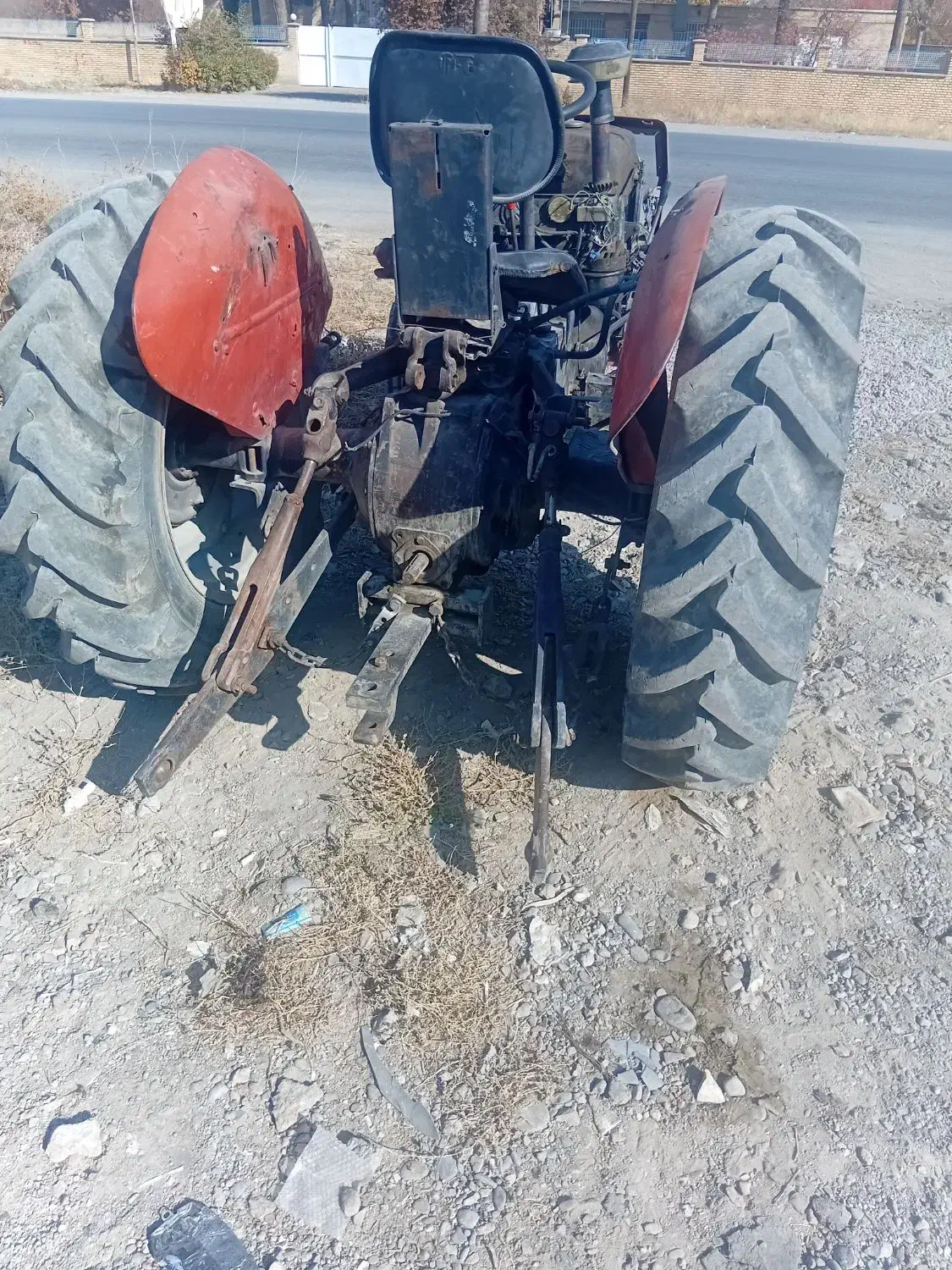 تراکتور ۲۴۰ همراه سمپاش|خودرو سنگین|نوشین شهر, |دیوار