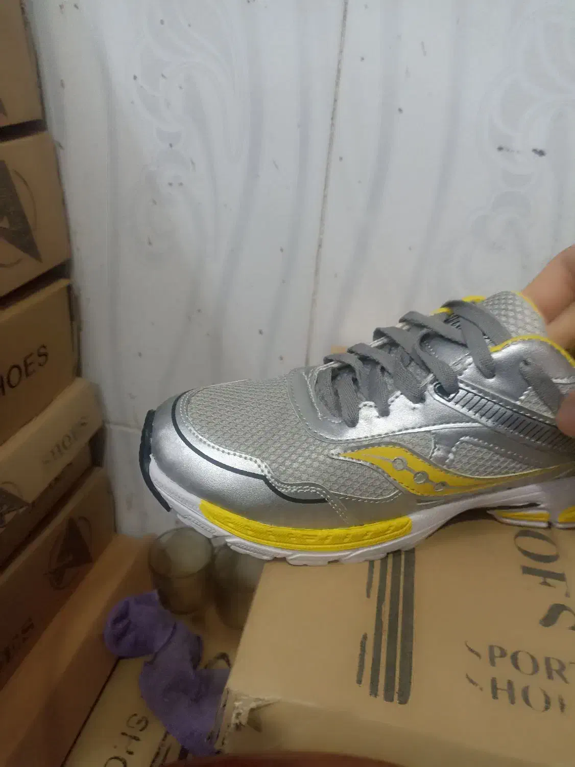 کفش خاص|کیف، کفش، کمربند|کاشمر, |دیوار