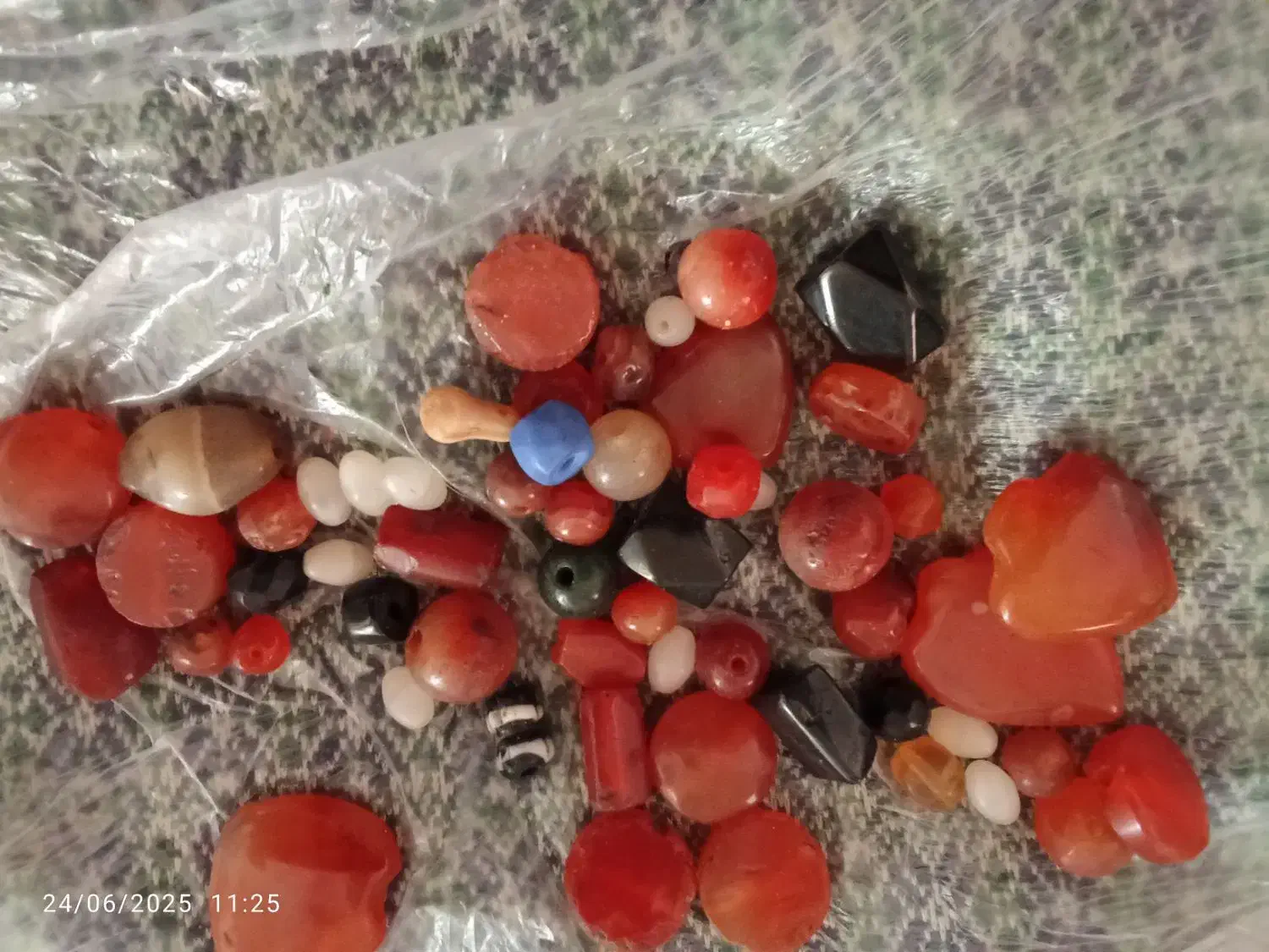 مهره های قدیمی به بالاترین قیمت پیشنهادی|کلکسیون اشیاء عتیقه|کبودرآهنگ, |دیوار