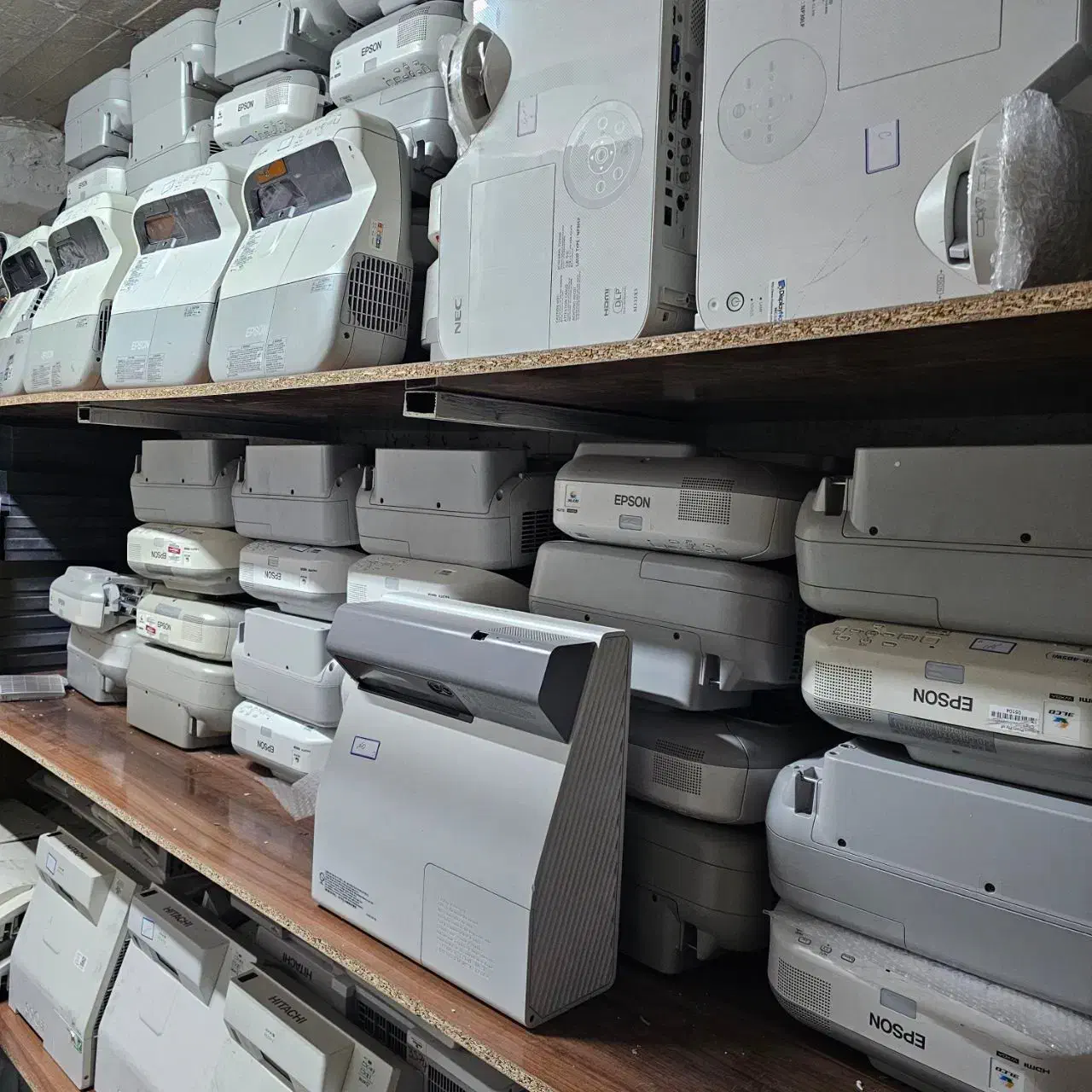 ویدئو پروژکتور برد نزدیک اپسون، ان ای سی و هیتاچی|تلویزیون و پروژکتور|مشهد, گوهرشاد|دیوار