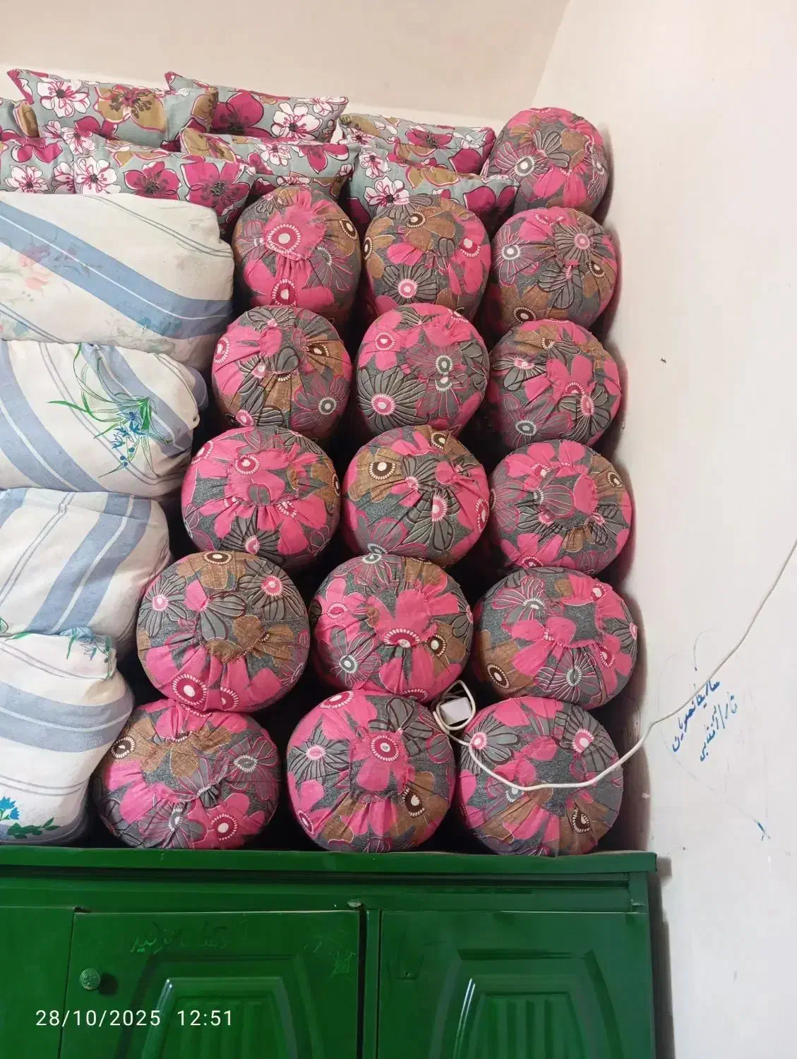 بالشت|رختخواب، بالش، پتو|چاروسا, |دیوار