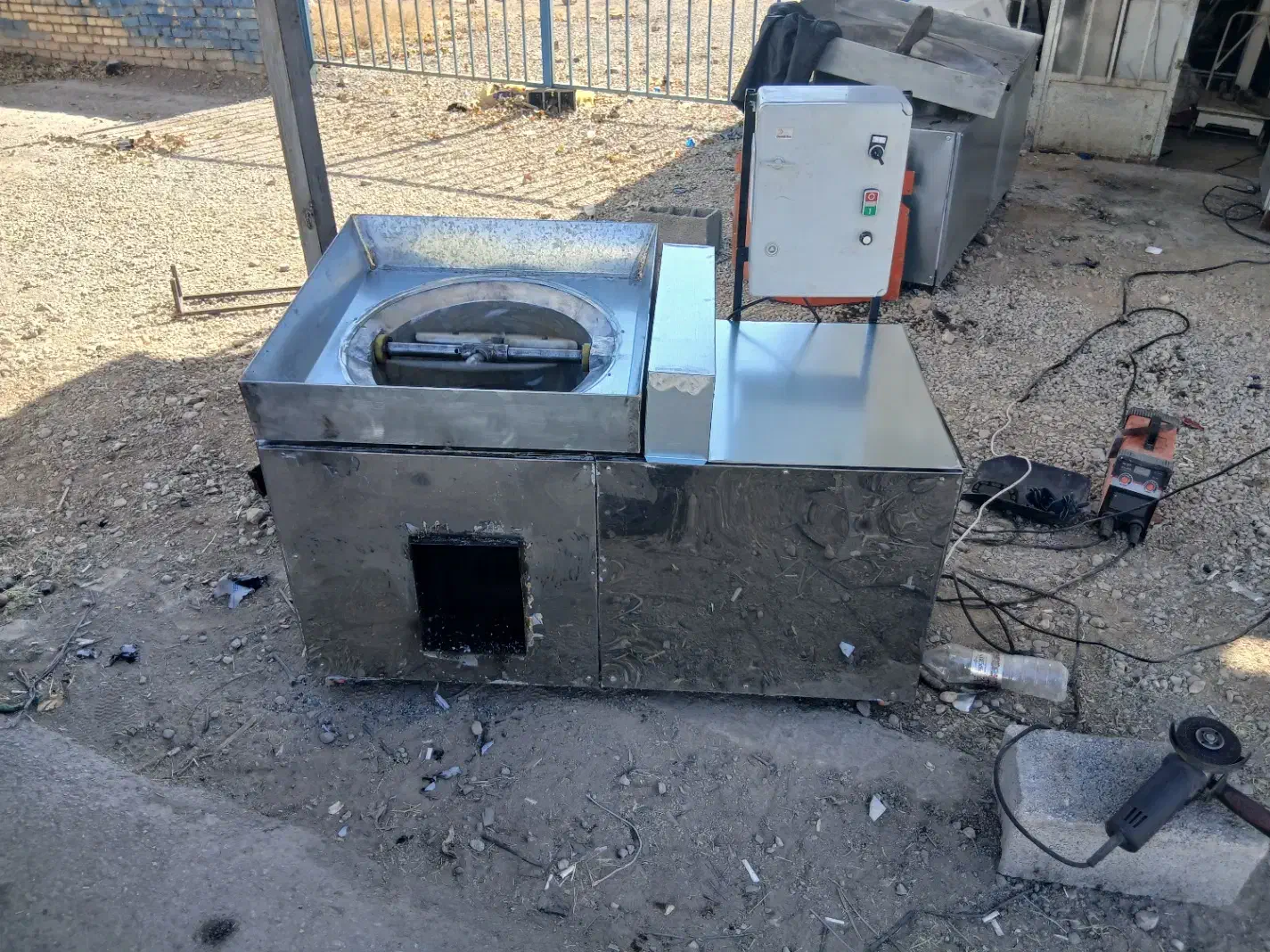 خط تولید گز|ماشین‌آلات صنعتی|قم, چهل درخت‎|دیوار