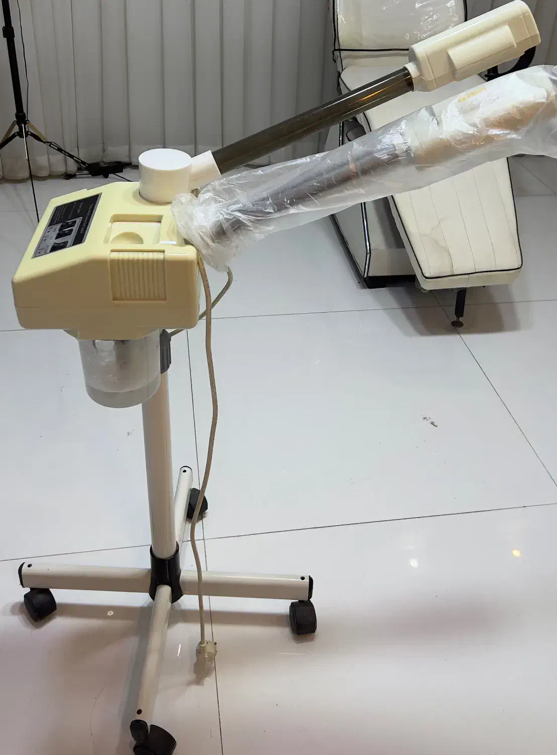 صندلی سه تیکه ارایشگاهی رنگ مشکی ودستگاه بخور|آرایشگاه و سالنهای زیبایی|ساری, |دیوار