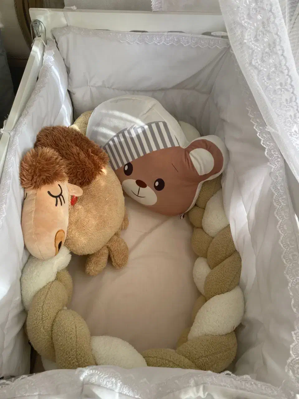 گهواره برقی وتخت و تعدادی لباس وست بیمارستانی|اسباب و اثاث بچه|اسلام‌شهر, شهرک قائمیه|دیوار