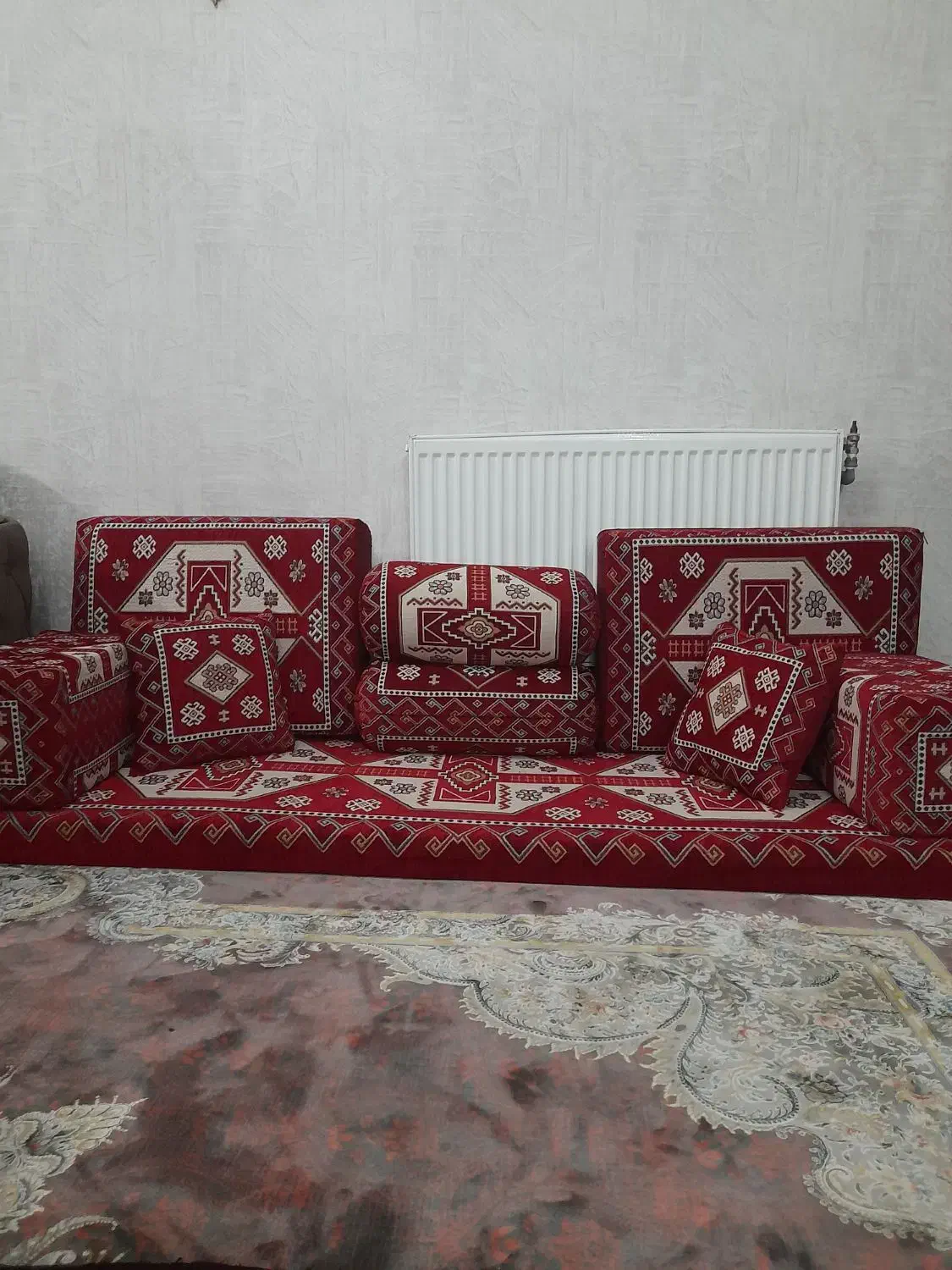 پشتی سنتی شاه نشین رنگ قرمز|پشتی|پرند, فاز ۴|دیوار