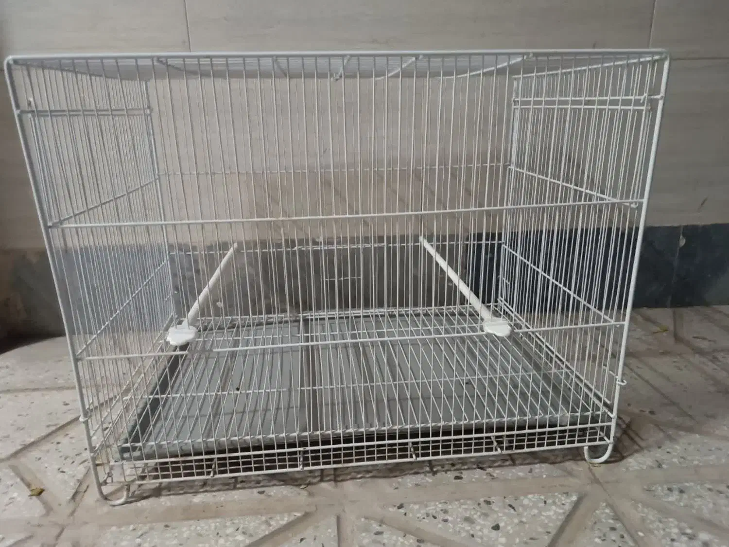 دوعدد میز تحریر و یک قفس پرنده|میز تحریر و کامپیوتر|قائن, |دیوار