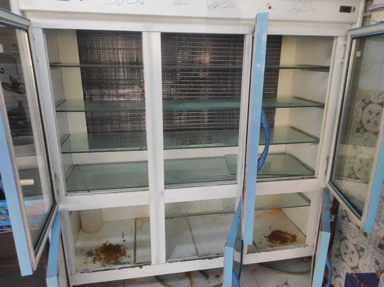یخچال و فریزر ایستاده مغازهای سالم و تمیز|فروشگاه و مغازه|قم, دروازه چوبی|دیوار
