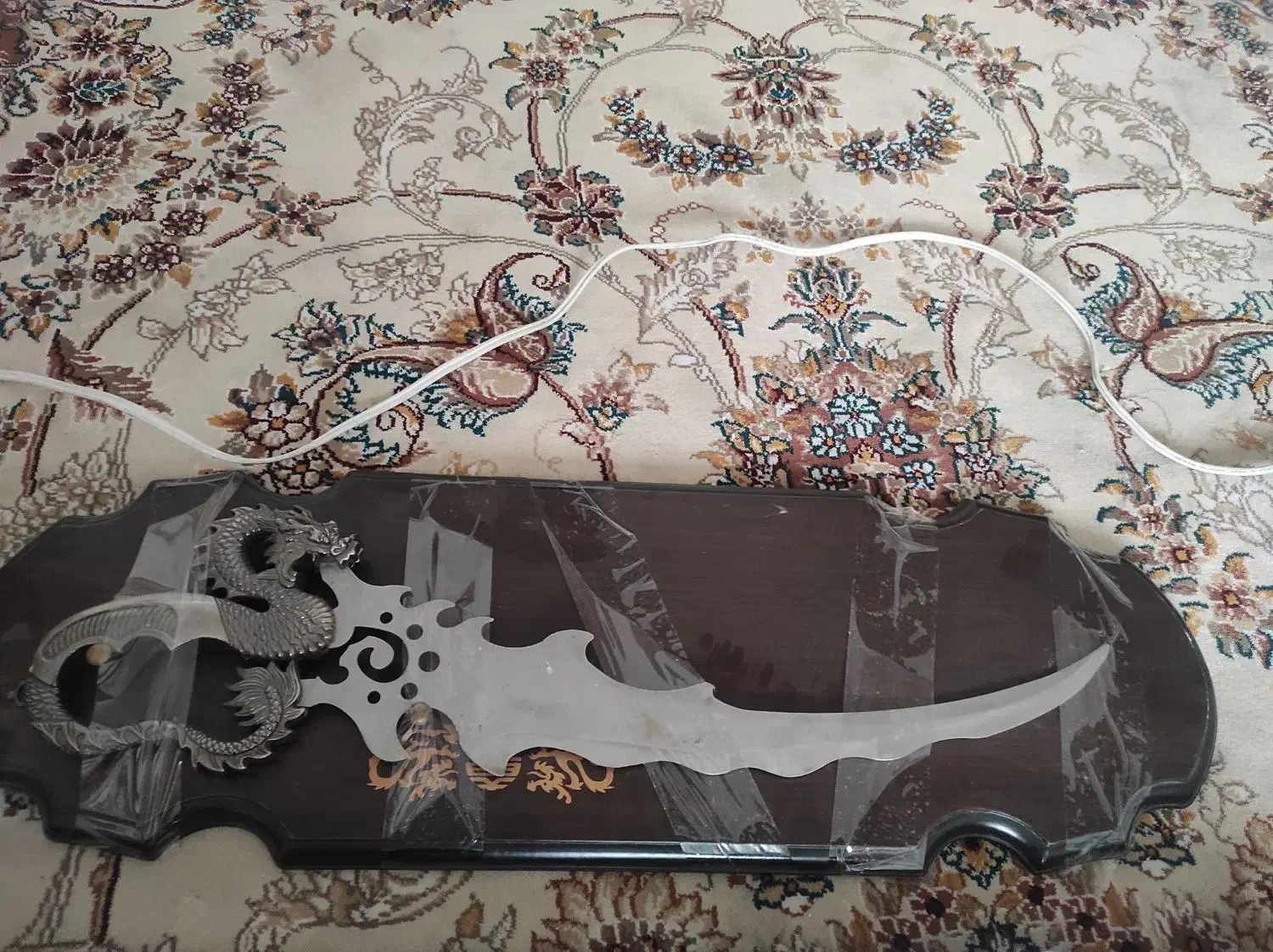 خنجر|کلکسیون اشیاء عتیقه|پردیس, فاز ۳|دیوار