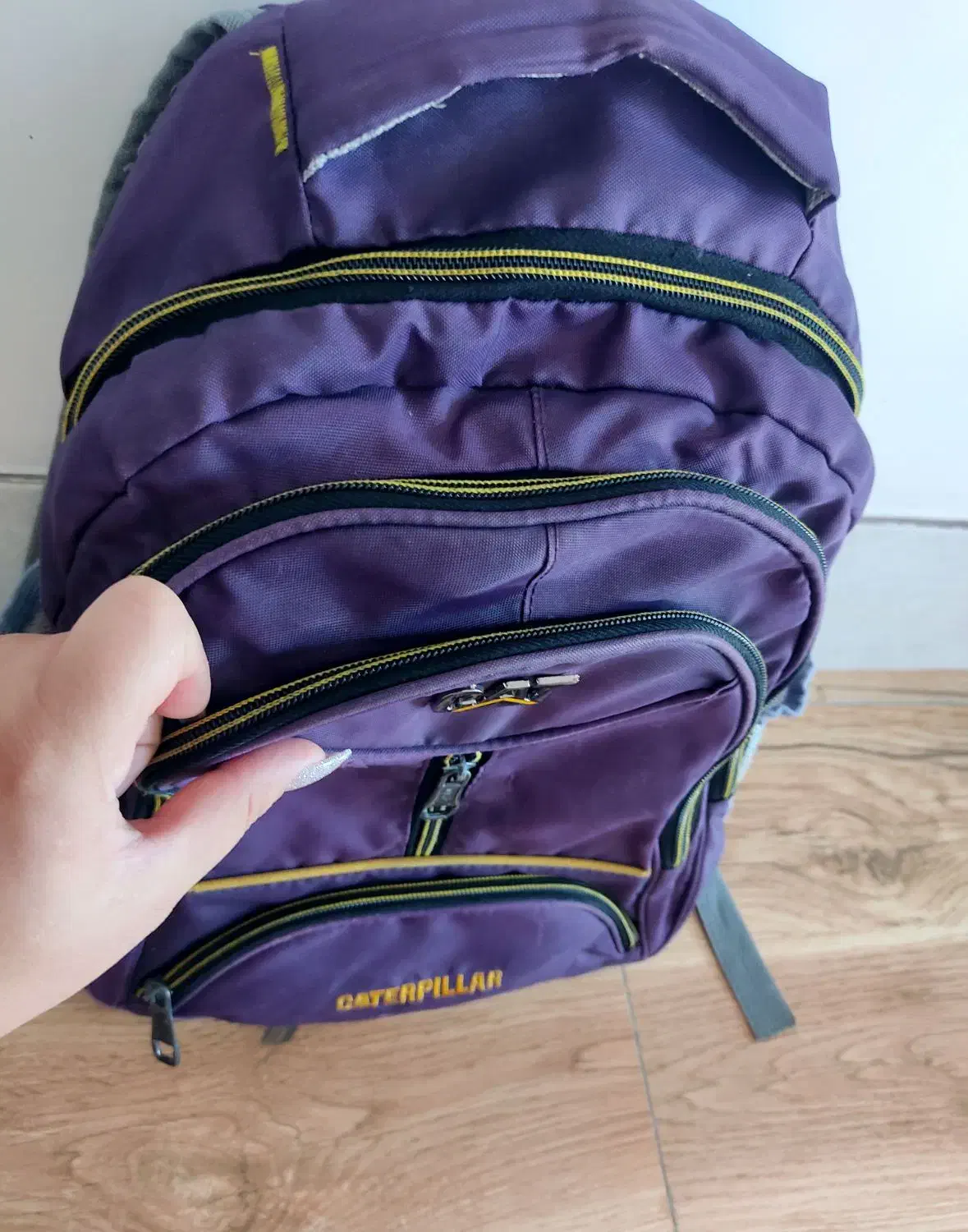 تعدادی لباس مدرسه و کیف|کفش و لباس بچه|میانه, |دیوار