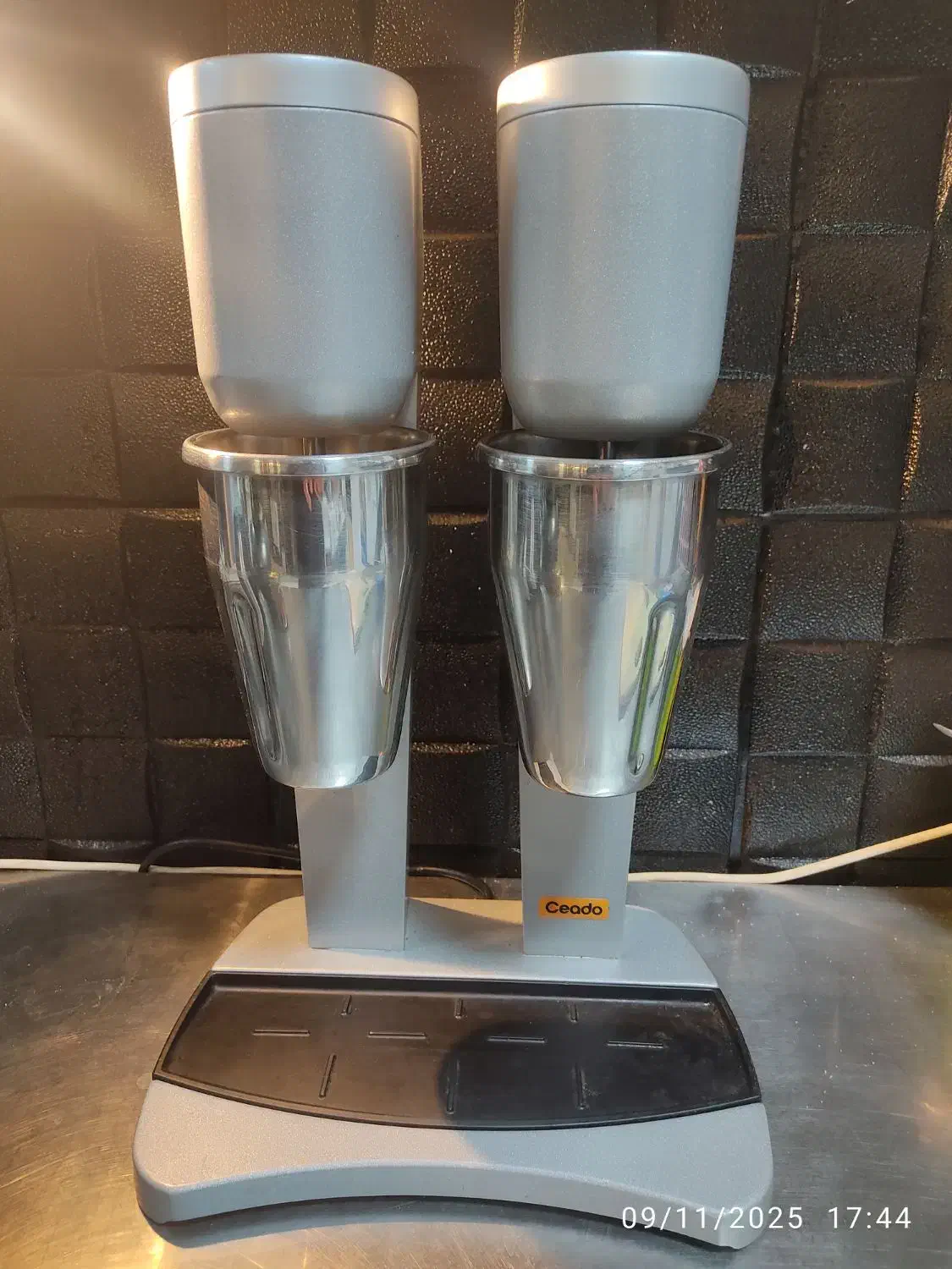 شیکر دولیوان مدل سیدو|کافی‌شاپ و رستوران|قم, دروازه چوبی|دیوار