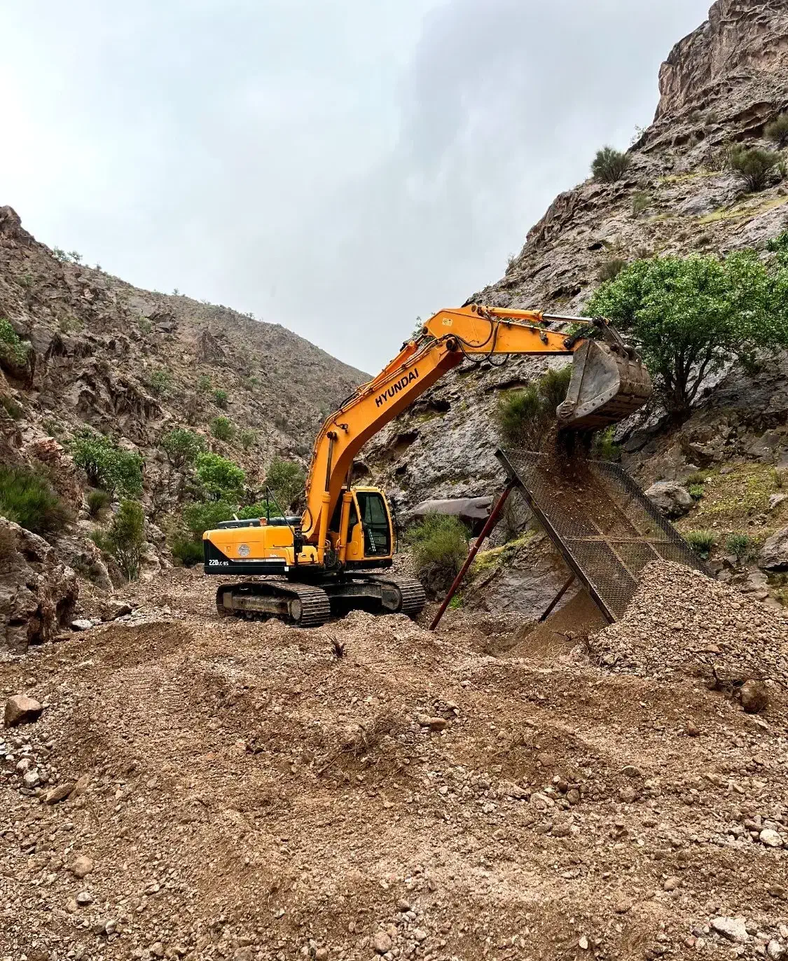 خدمات بیل مکانیکی۲۲۰|خدمات حمل و نقل|قائن, |دیوار