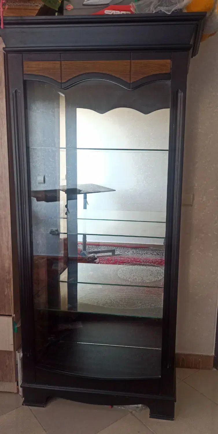 بود در حد نو|بوفه، ویترین، کنسول|مهاجران, |دیوار