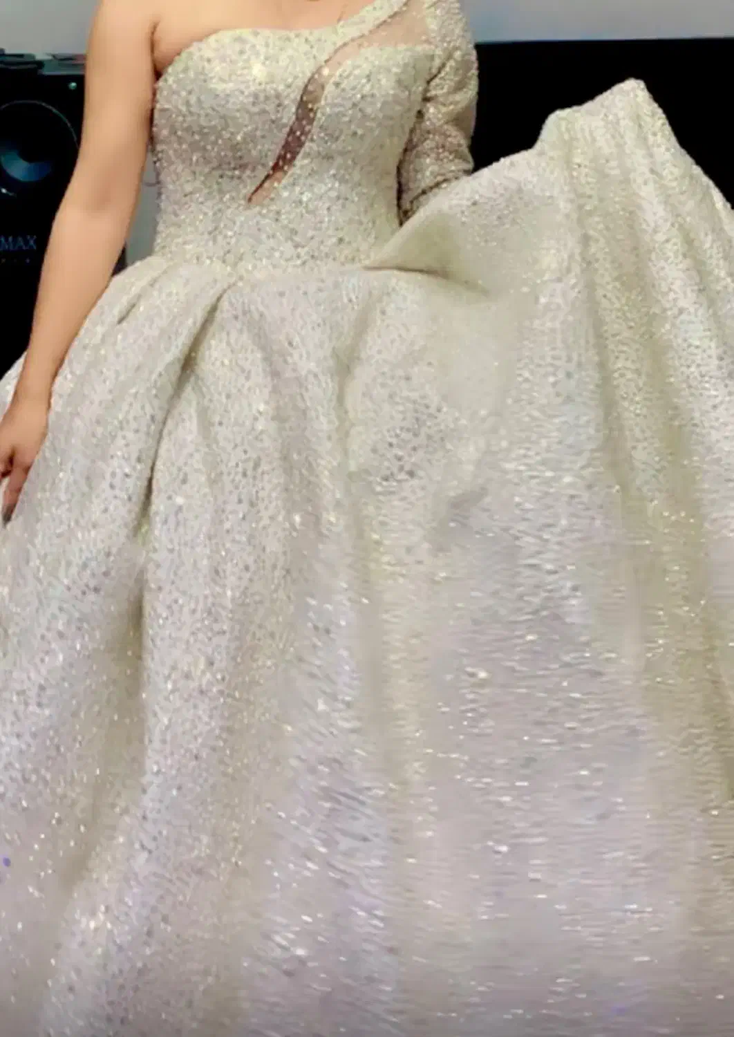 لباس عروس|لباس|ورامین, ورامین|دیوار