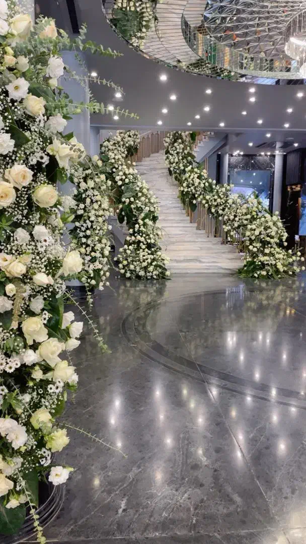 مهماندار خانم به صورت ثابت و مراسمی هر مراسم ۱۲۰۰|استخدام خدمات فروشگاه و رستوران|تهران, فرمانیه|دیوار